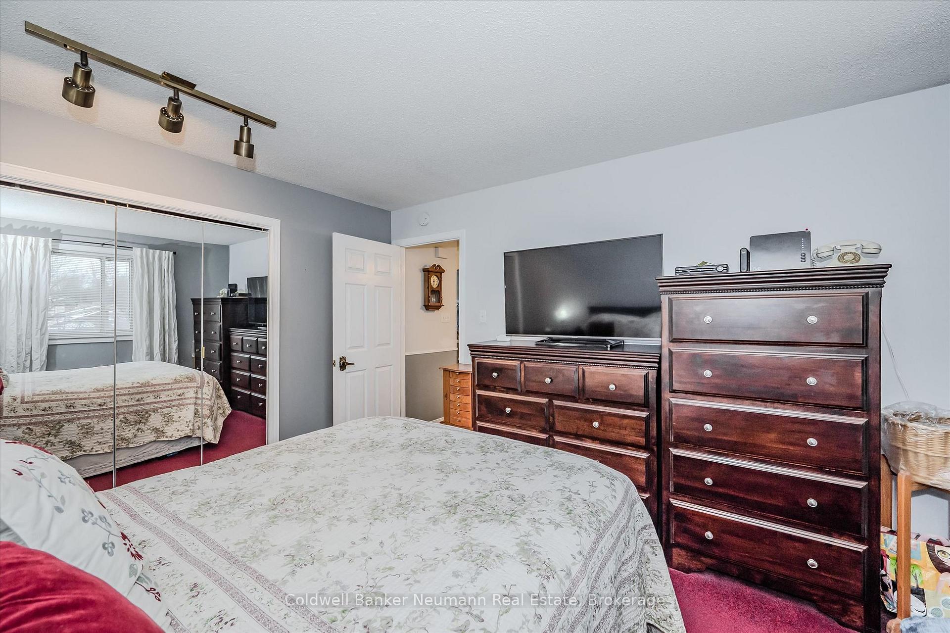 Photo 19 of 392 Imperial Road S, Guelph, Willow West/Sugarbush/West Acres — HOMEH