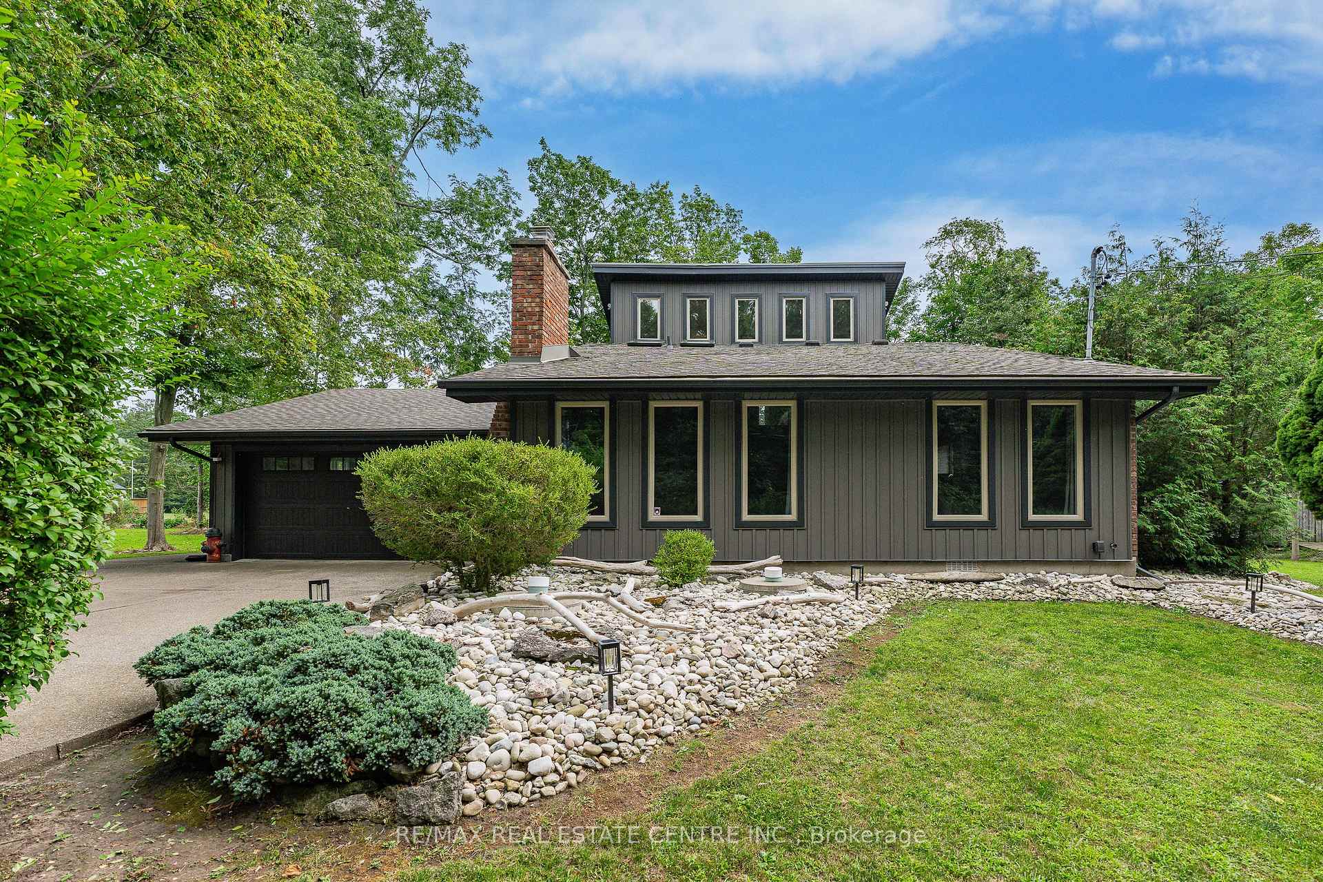 Photo of 4905 Mapleview Crescent