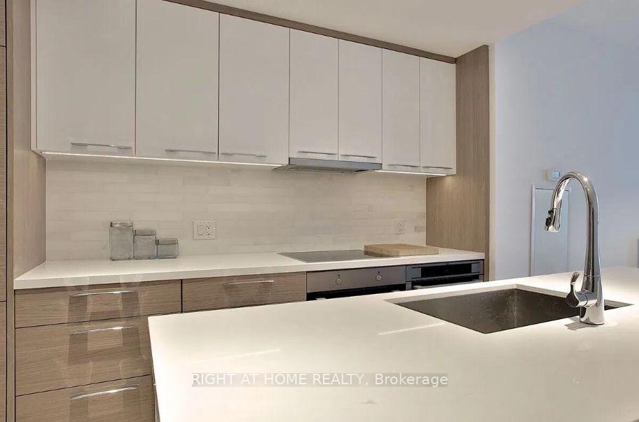 Photo 2 of Unit 4208, 488 University Avenue, Toronto, Kensington-Chinatown — HOMEH