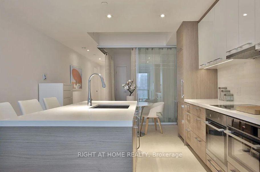 Photo 4 of Unit 4208, 488 University Avenue, Toronto, Kensington-Chinatown — HOMEH