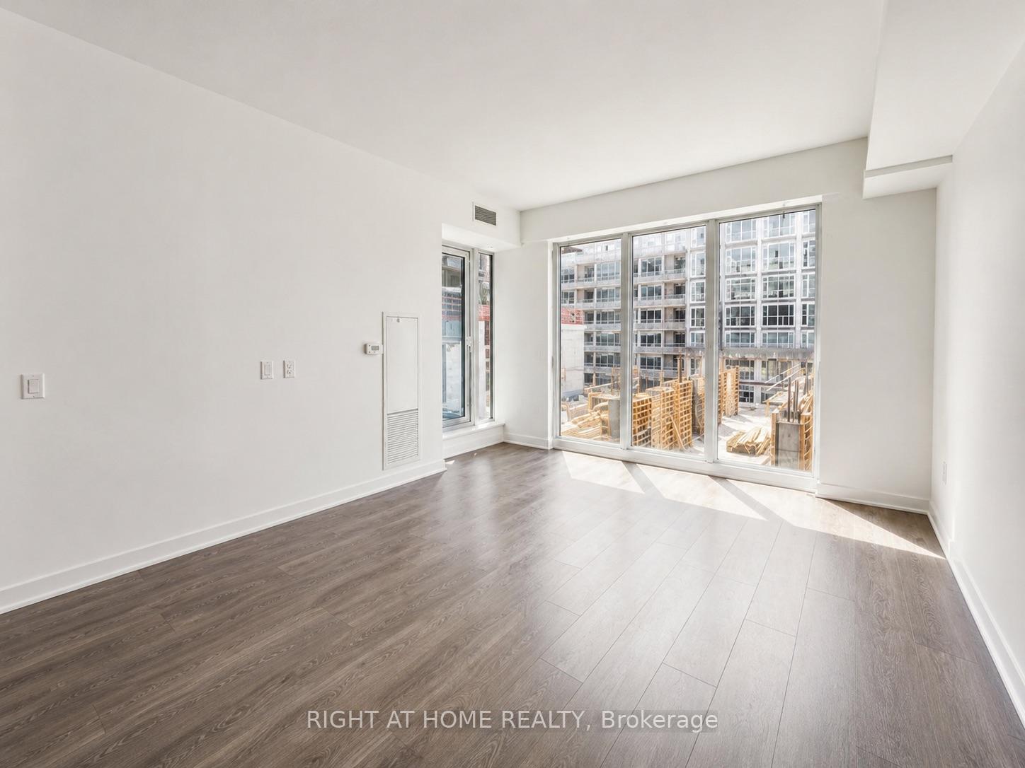Photo 4 of Unit 910, 115 Blue Jays Way, Toronto, Waterfront Communities — HOMEH
