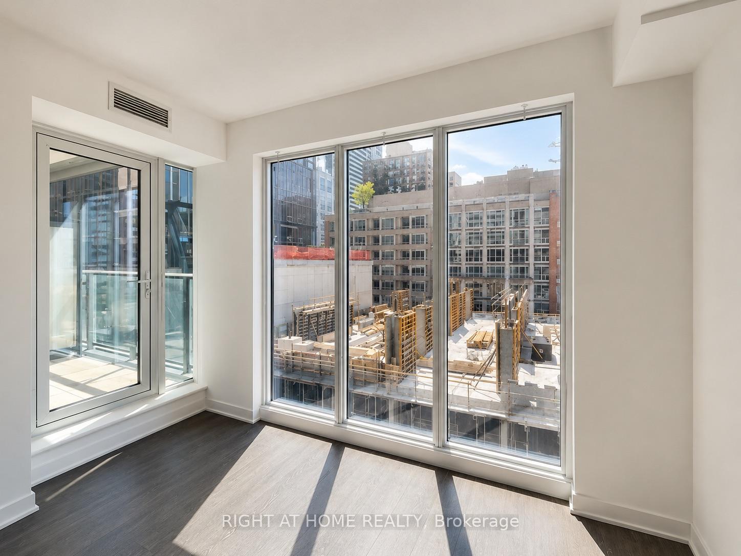 Photo 5 of Unit 910, 115 Blue Jays Way, Toronto, Waterfront Communities — HOMEH