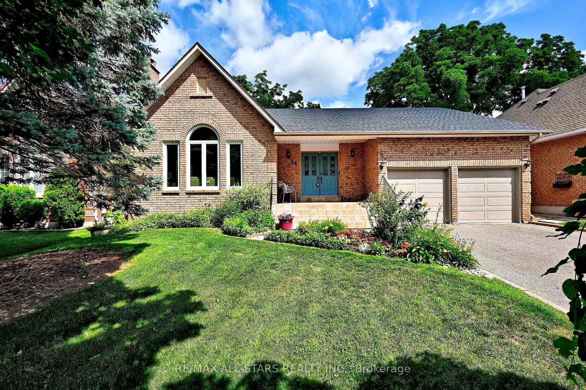 Photo 2 of 34 Captain Armstrong Lane, Markham, Sherwood-Amberglen — HOMEH