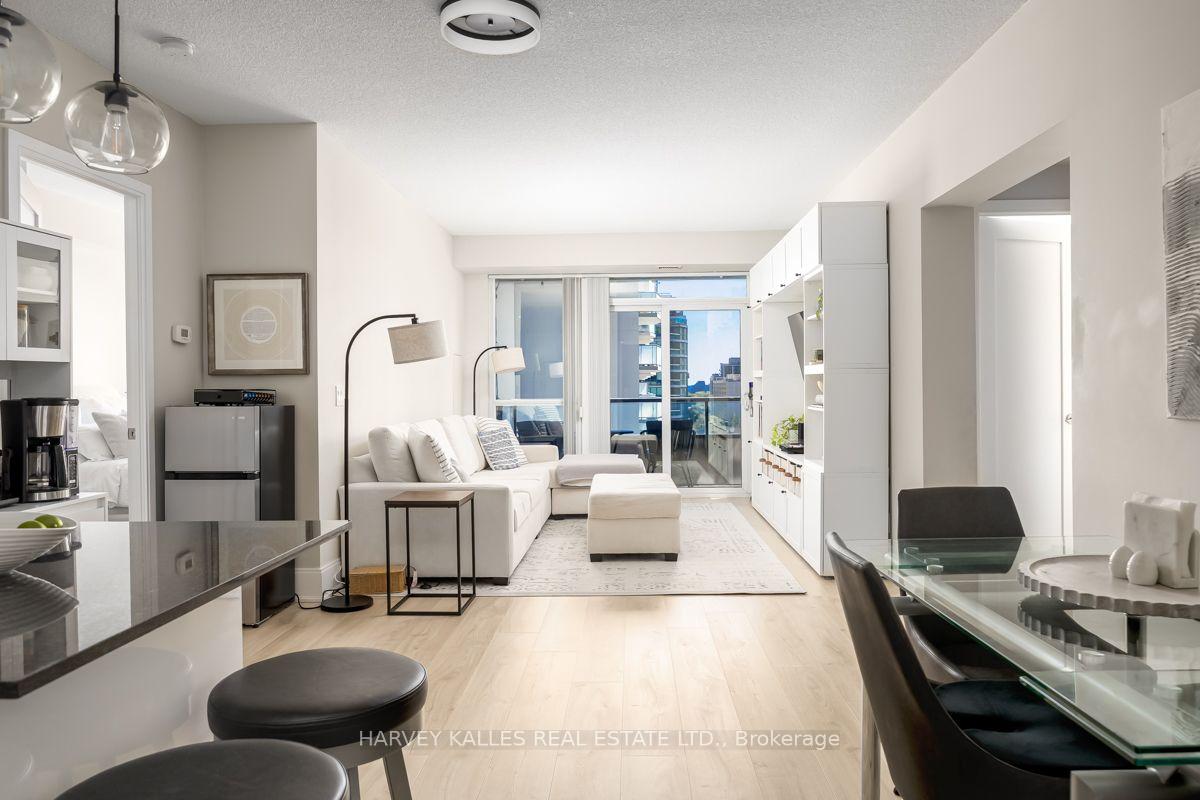 Photo 4 of Unit 813, 70 Roehampton Avenue, Toronto, Mount Pleasant West — HOMEH