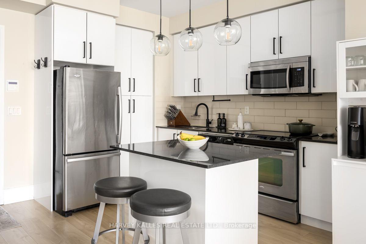 Photo 5 of Unit 813, 70 Roehampton Avenue, Toronto, Mount Pleasant West — HOMEH