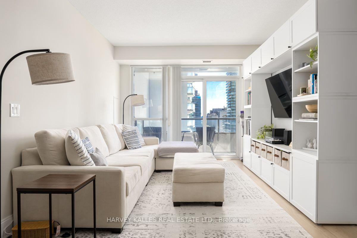 Photo 9 of Unit 813, 70 Roehampton Avenue, Toronto, Mount Pleasant West — HOMEH