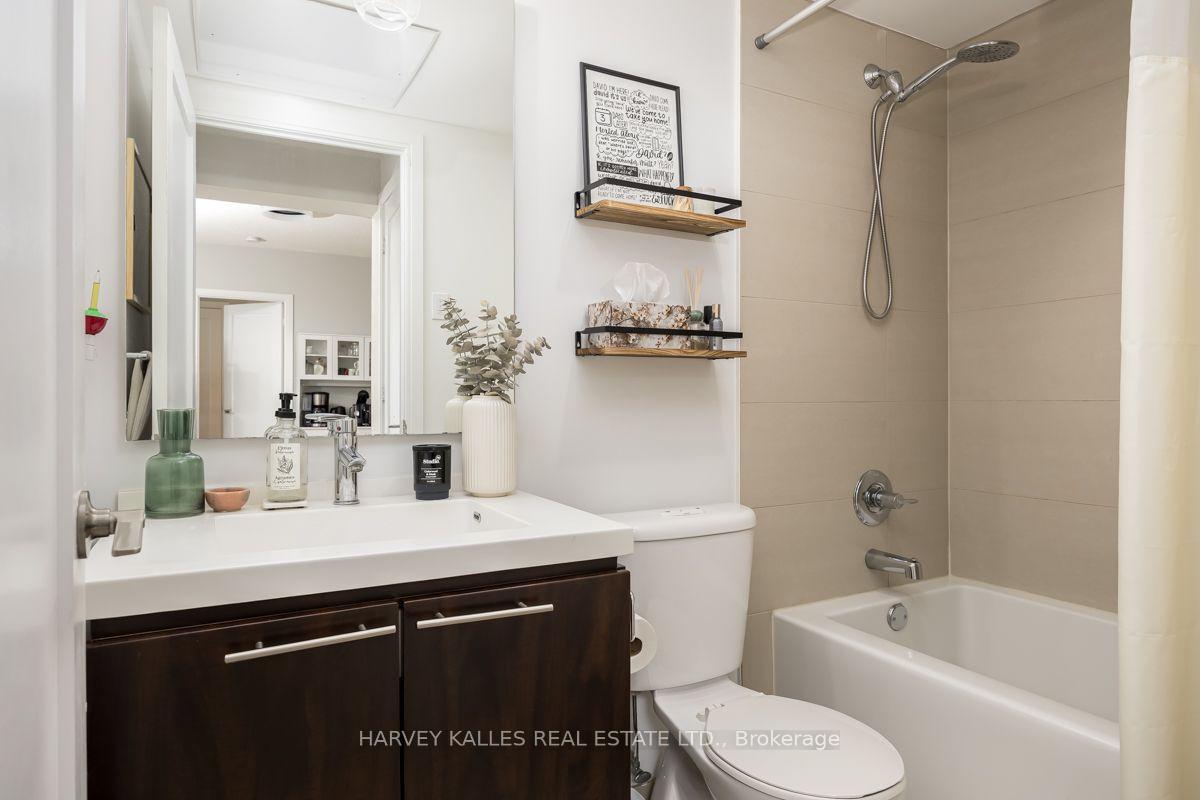 Photo 16 of Unit 813, 70 Roehampton Avenue, Toronto, Mount Pleasant West — HOMEH