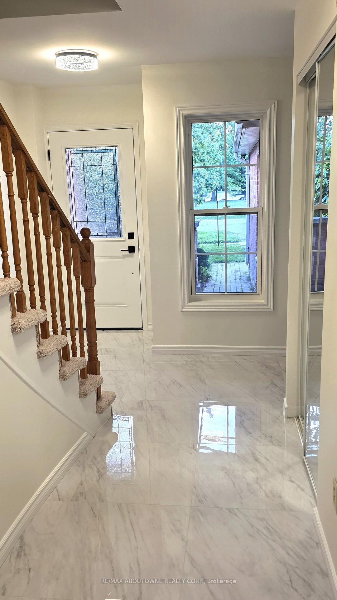 Photo 3 of 1329 Montclair Drive, Oakville, College Park — HOMEH