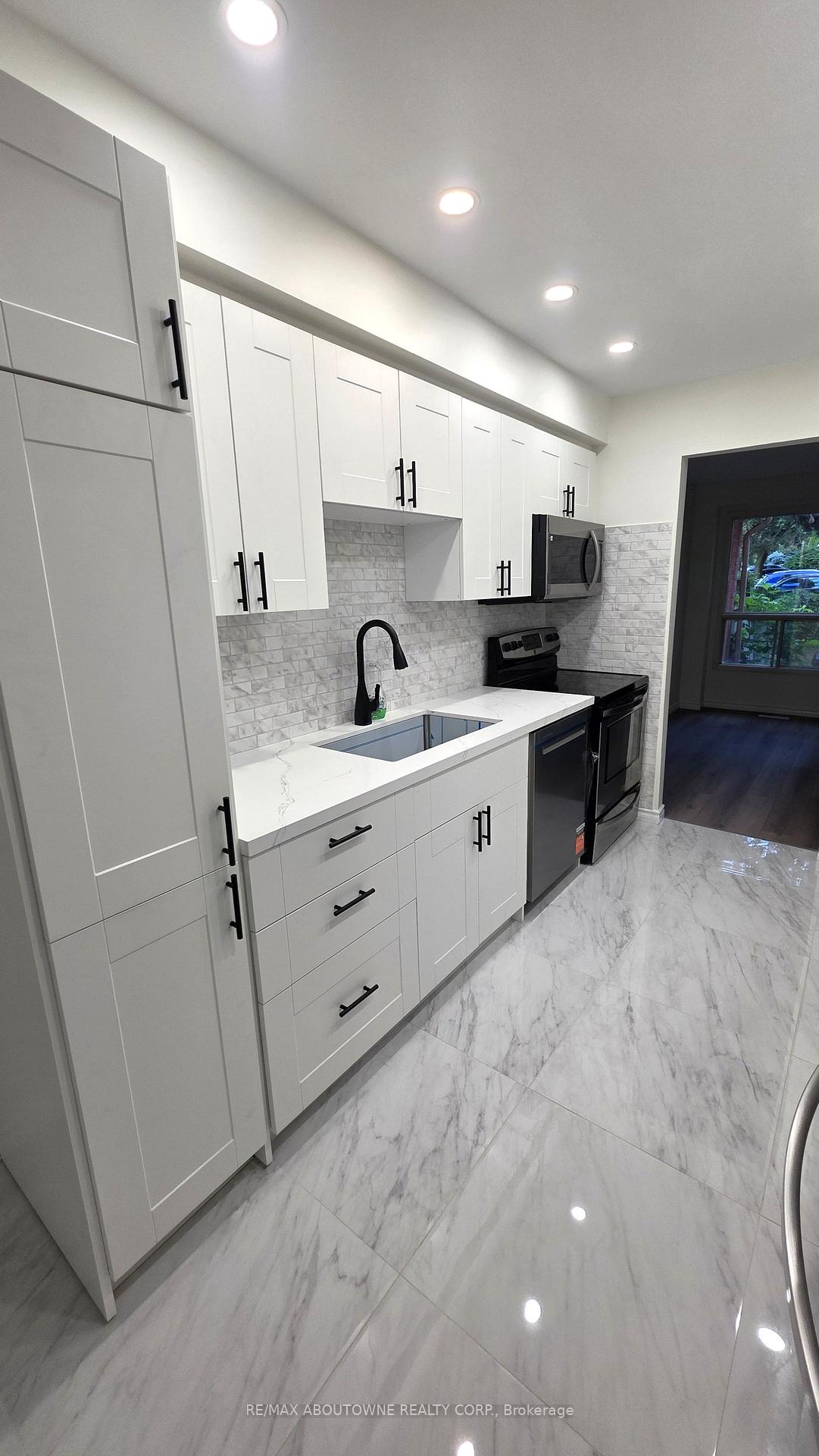 Photo 5 of 1329 Montclair Drive, Oakville, College Park — HOMEH