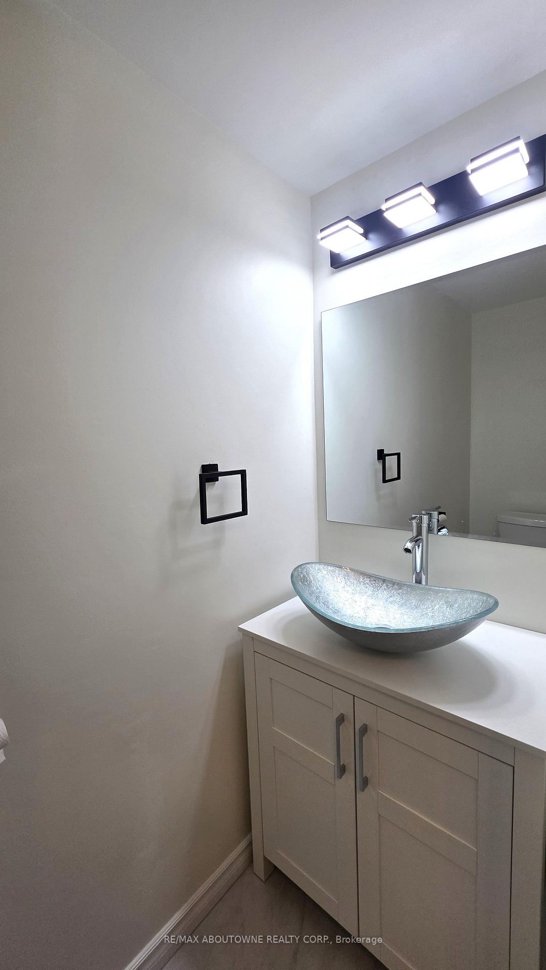 Photo 8 of 1329 Montclair Drive, Oakville, College Park — HOMEH