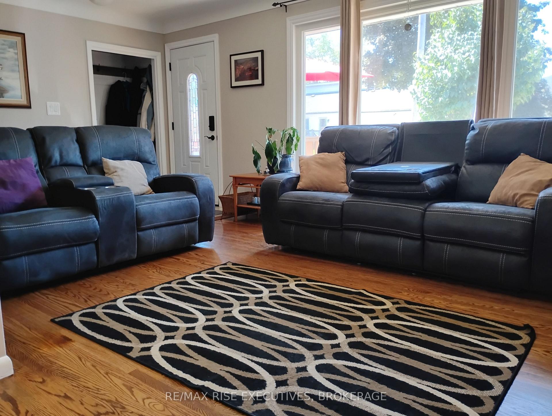 Photo 3 of 165 Elizabeth Drive, Gananoque, Gananoque — HOMEH
