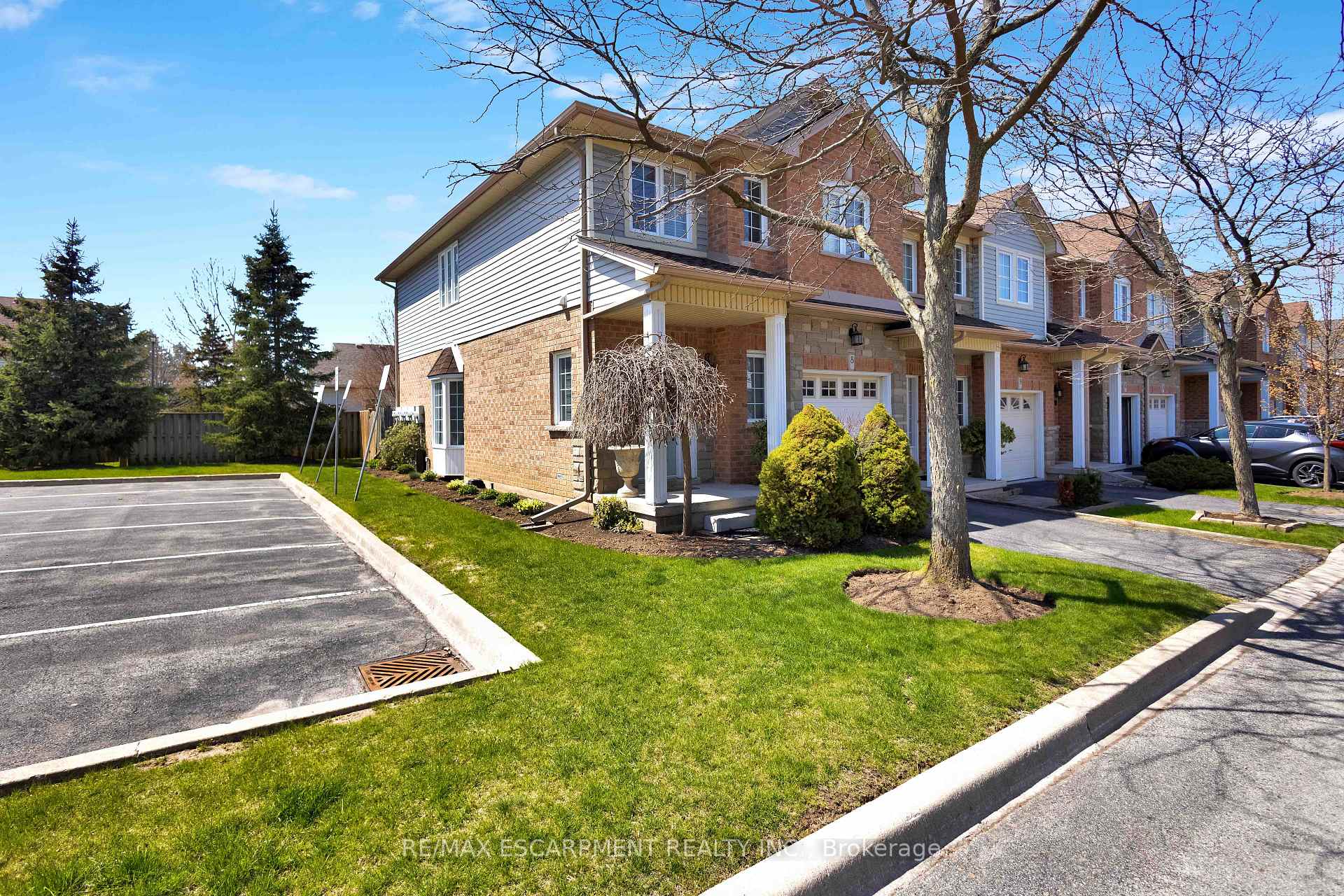 Photo 3 of Unit 8, 232 Stonehenge Drive, Hamilton, Ancaster — HOMEH