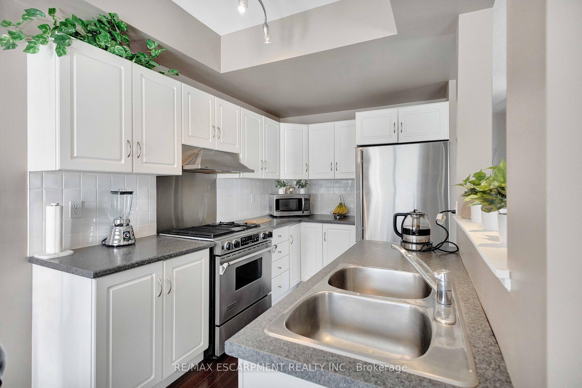 Photo 12 of Unit 8, 232 Stonehenge Drive, Hamilton, Ancaster — HOMEH