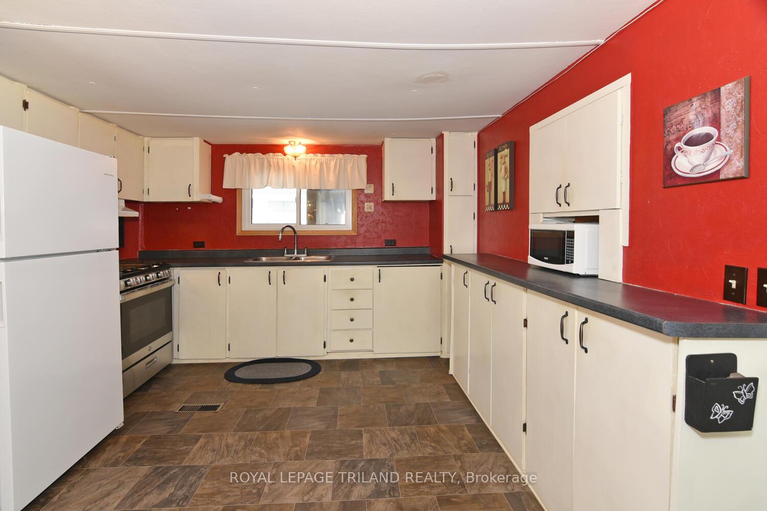 Photo 13 of Unit 27, 9385 Ipperwash Road, Lambton Shores — HOMEH