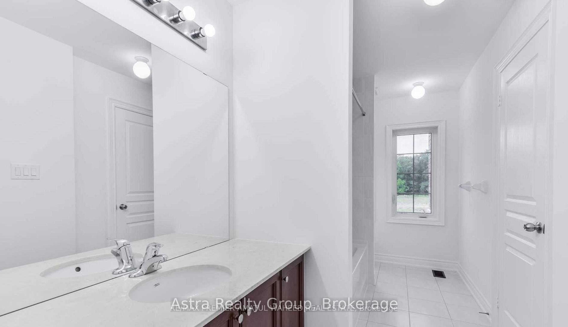 Photo 4 of 596 Mactier Drive, Vaughan, Kleinburg — HOMEH