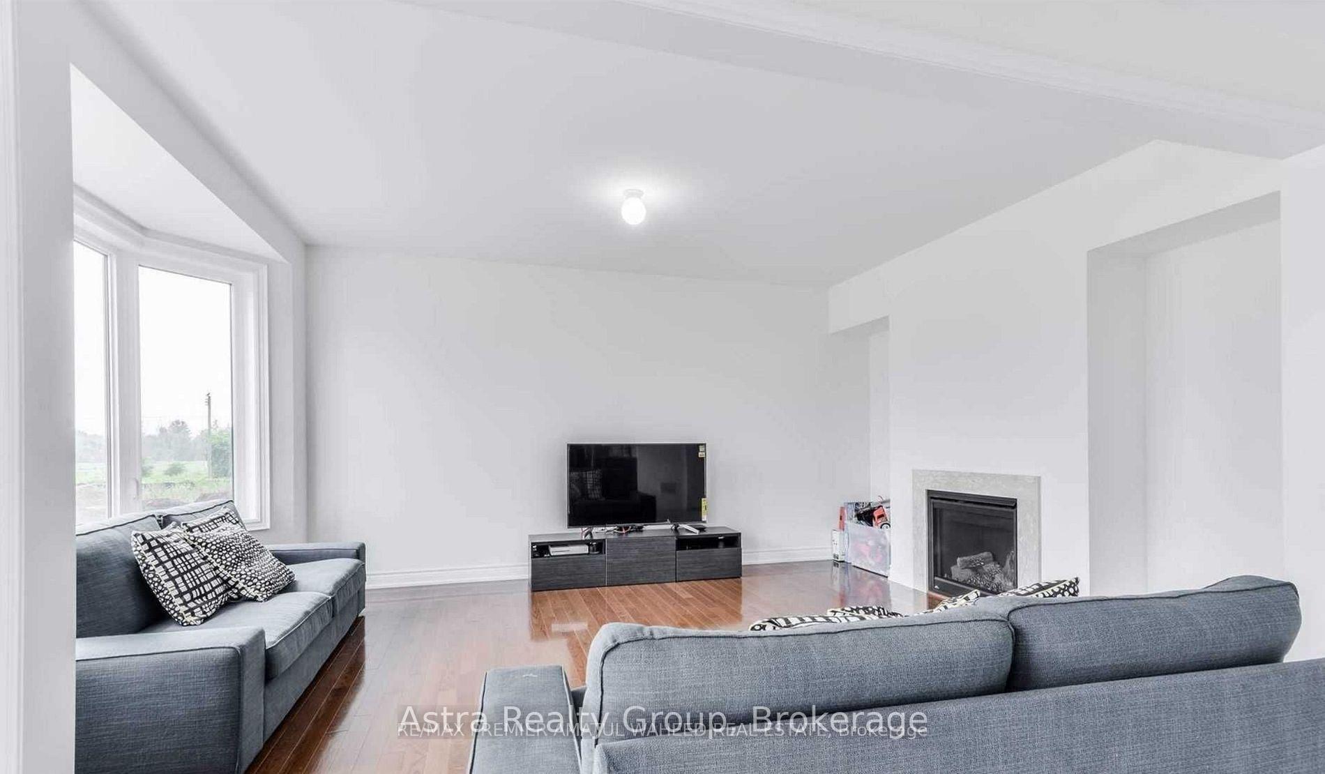 Photo 18 of 596 Mactier Drive, Vaughan, Kleinburg — HOMEH