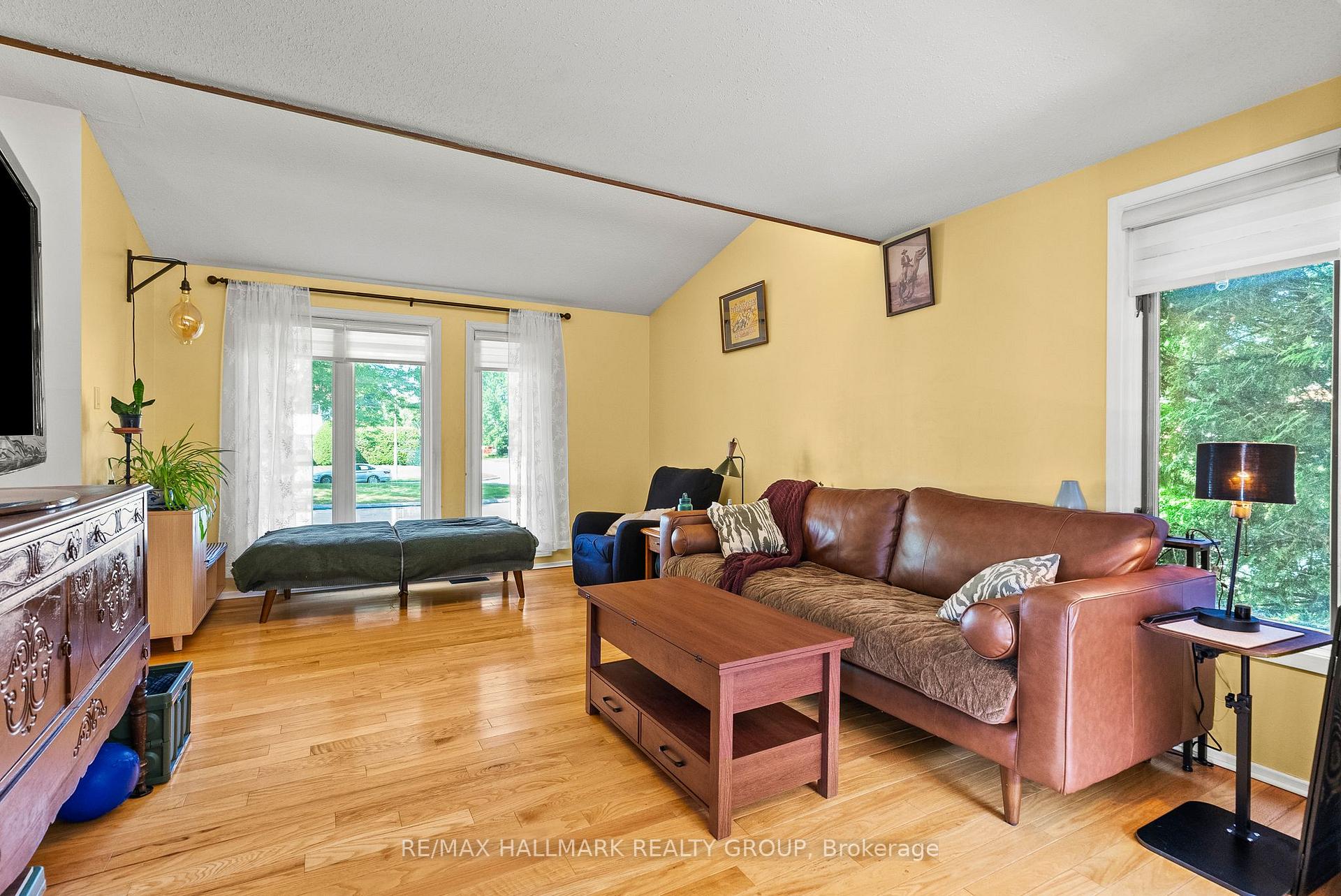 Photo 6 of 932 Beauclaire Drive, Ottawa, Orleans Wood — HOMEH