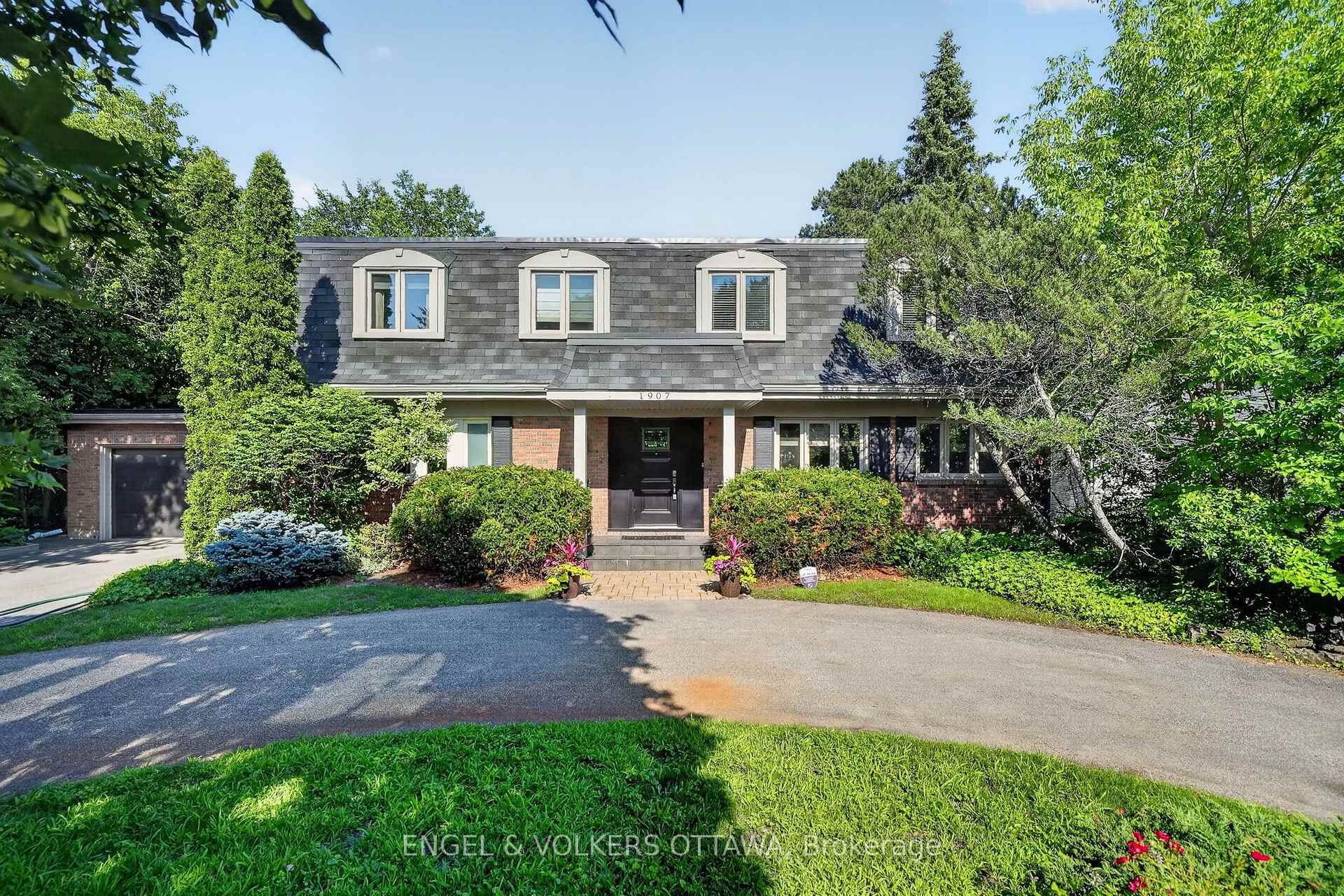 Front of 1907 Fairmeadow Crescent