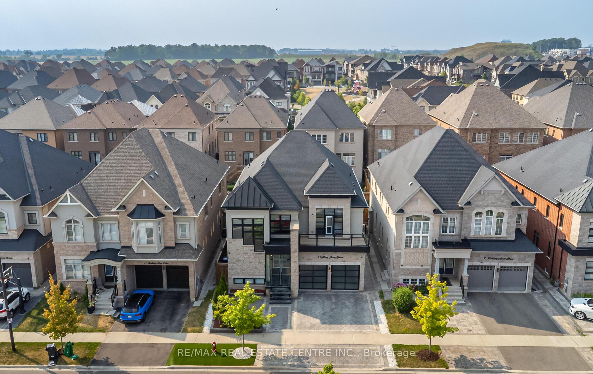 Photo 2 of 9 Rolling Acres Drive, Brampton, Credit Valley — HOMEH