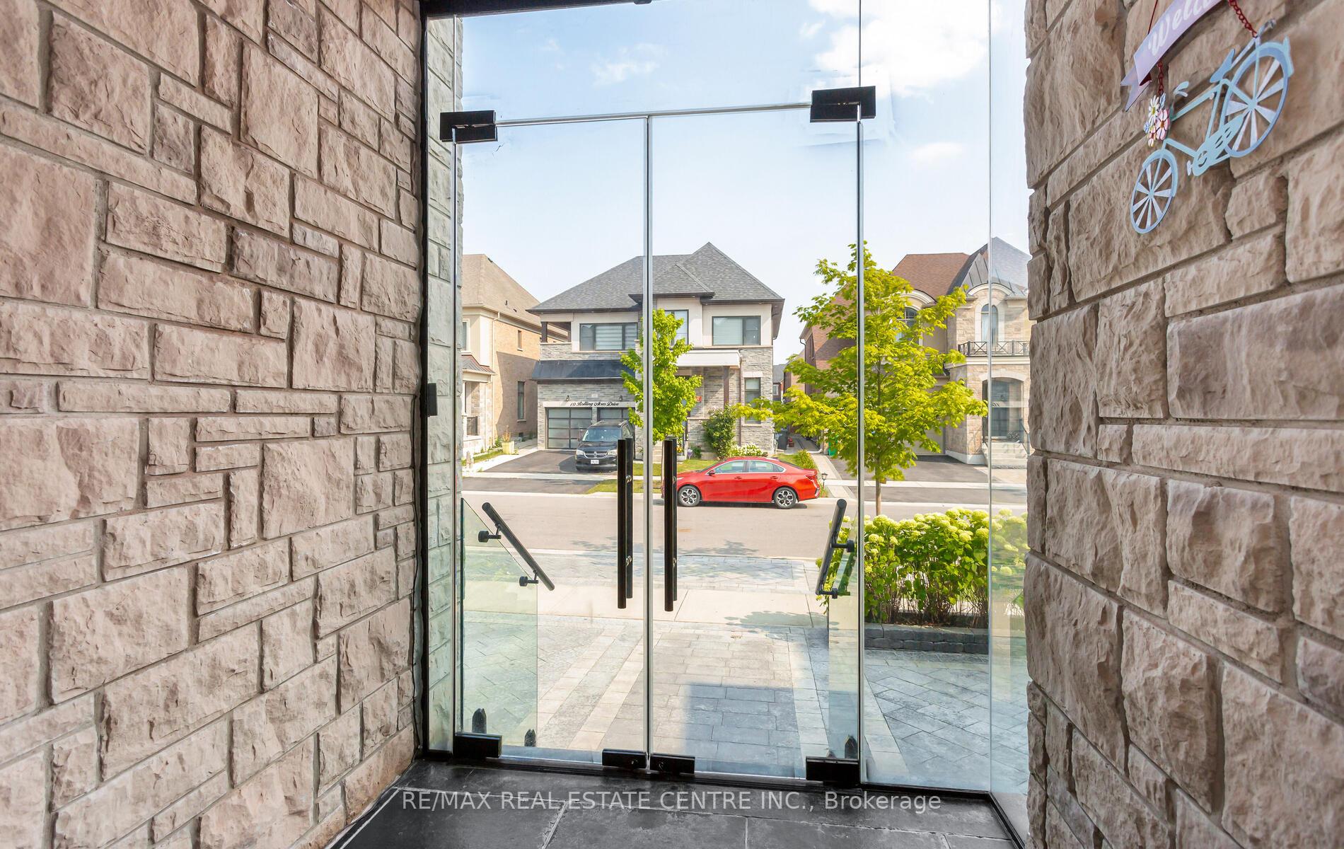 Photo 4 of 9 Rolling Acres Drive, Brampton, Credit Valley — HOMEH