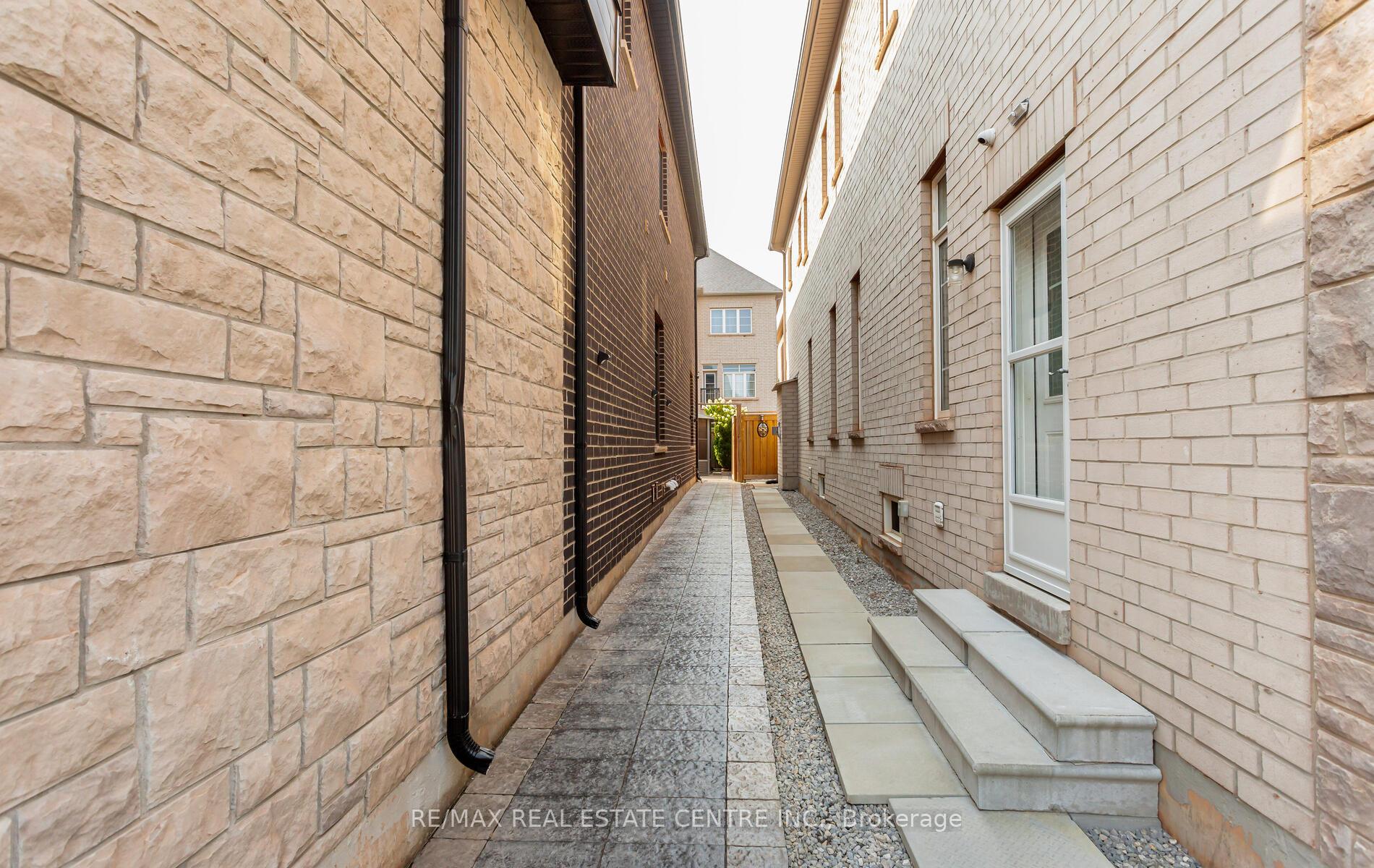 Photo 42 of 9 Rolling Acres Drive, Brampton, Credit Valley — HOMEH