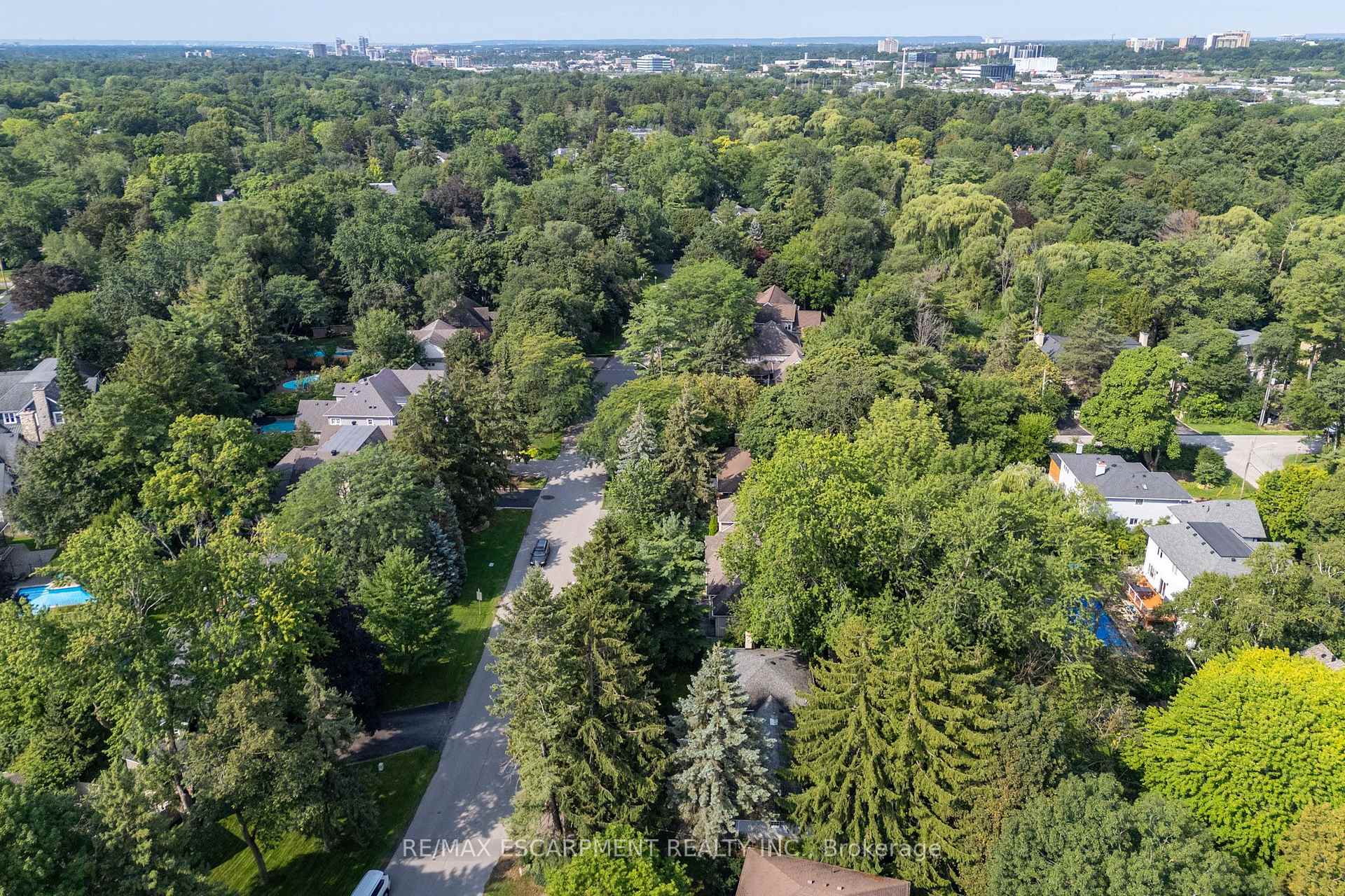 Photo 5 of 401 Cairncroft Road, Oakville, Morrison — HOMEH