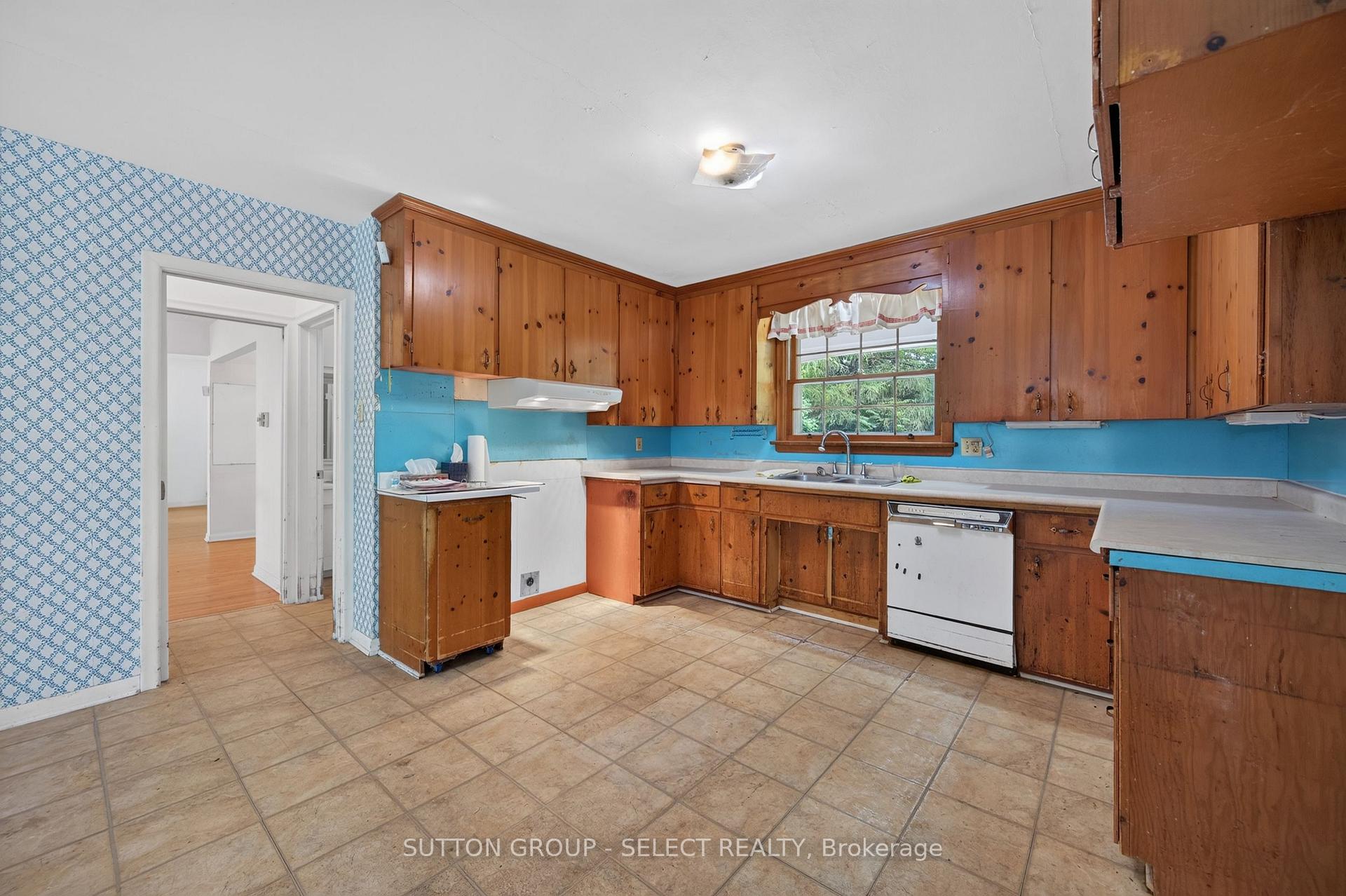 Photo 18 of 850 Commissioners Road W, London, South J — HOMEH