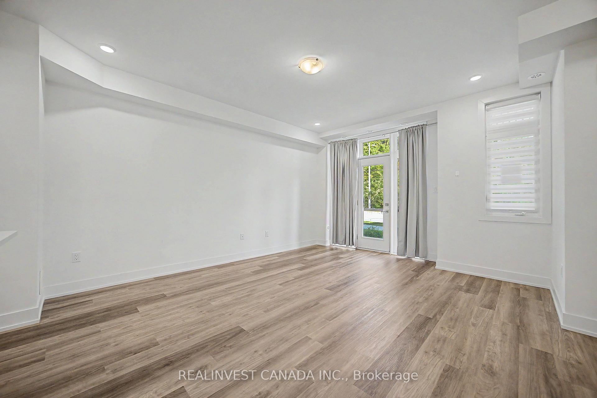 Photo 12 of Unit 10, 3 Bond Crescent, Richmond Hill, Oak Ridges — HOMEH