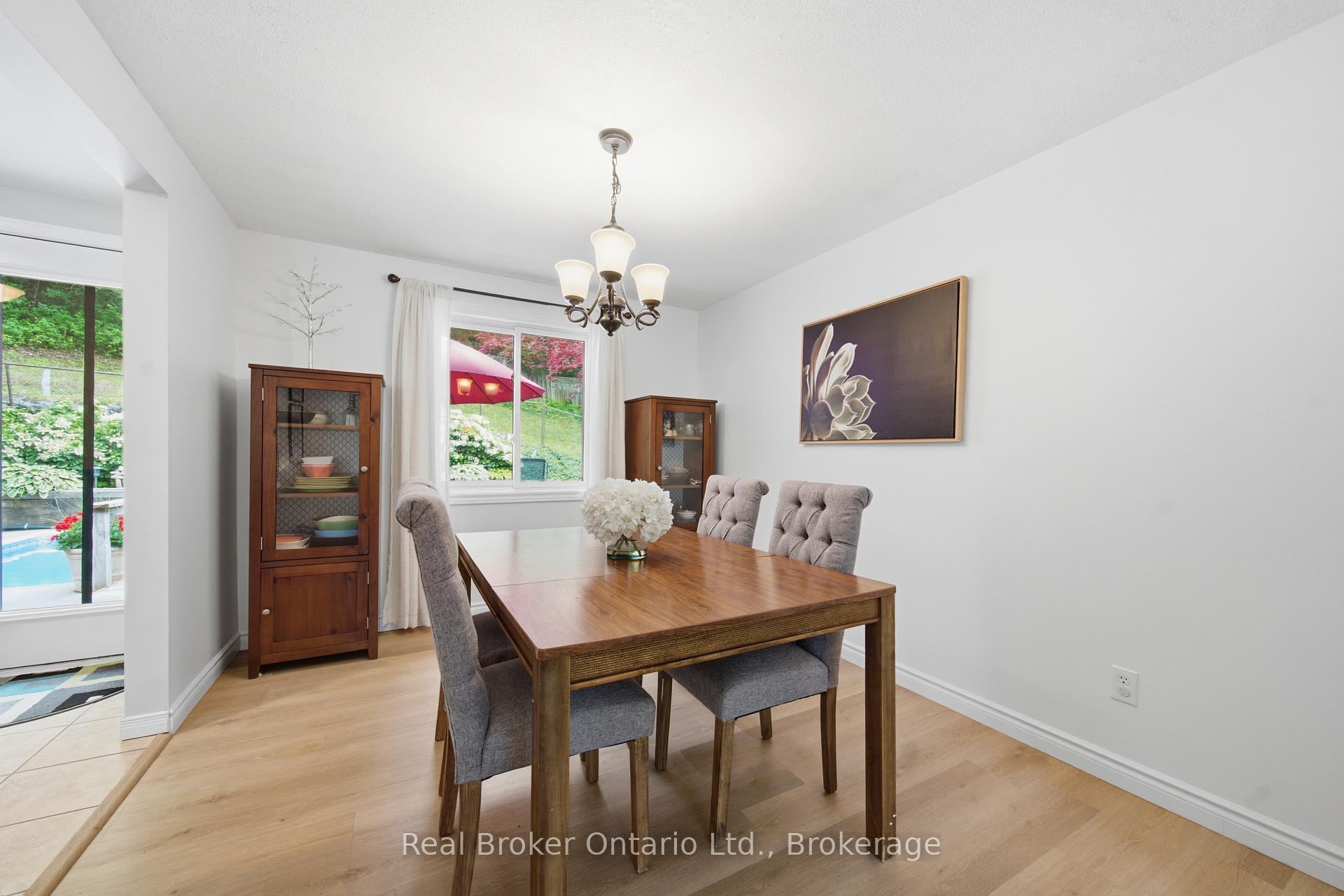 Photo 11 of 39 Wagoners Trail, Guelph, Kortright Hills — HOMEH