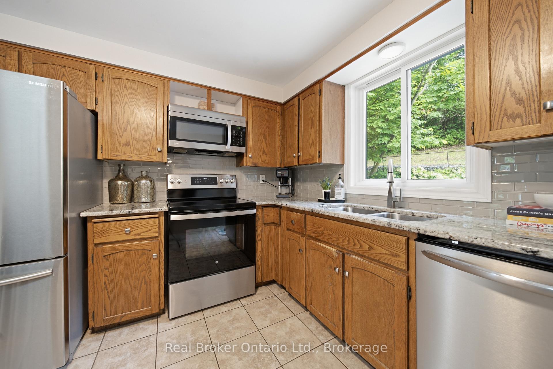 Photo 17 of 39 Wagoners Trail, Guelph, Kortright Hills — HOMEH