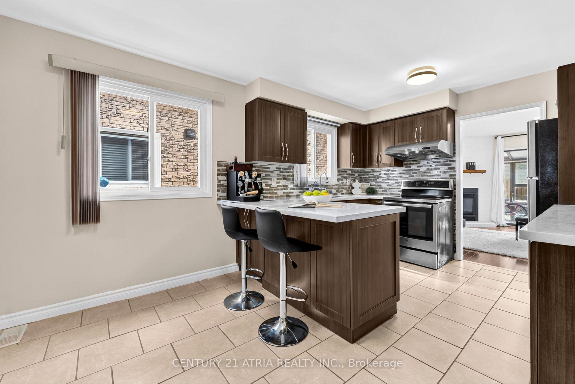 Photo 5 of 22 Ketchum Crescent, Markham, Middlefield — HOMEH