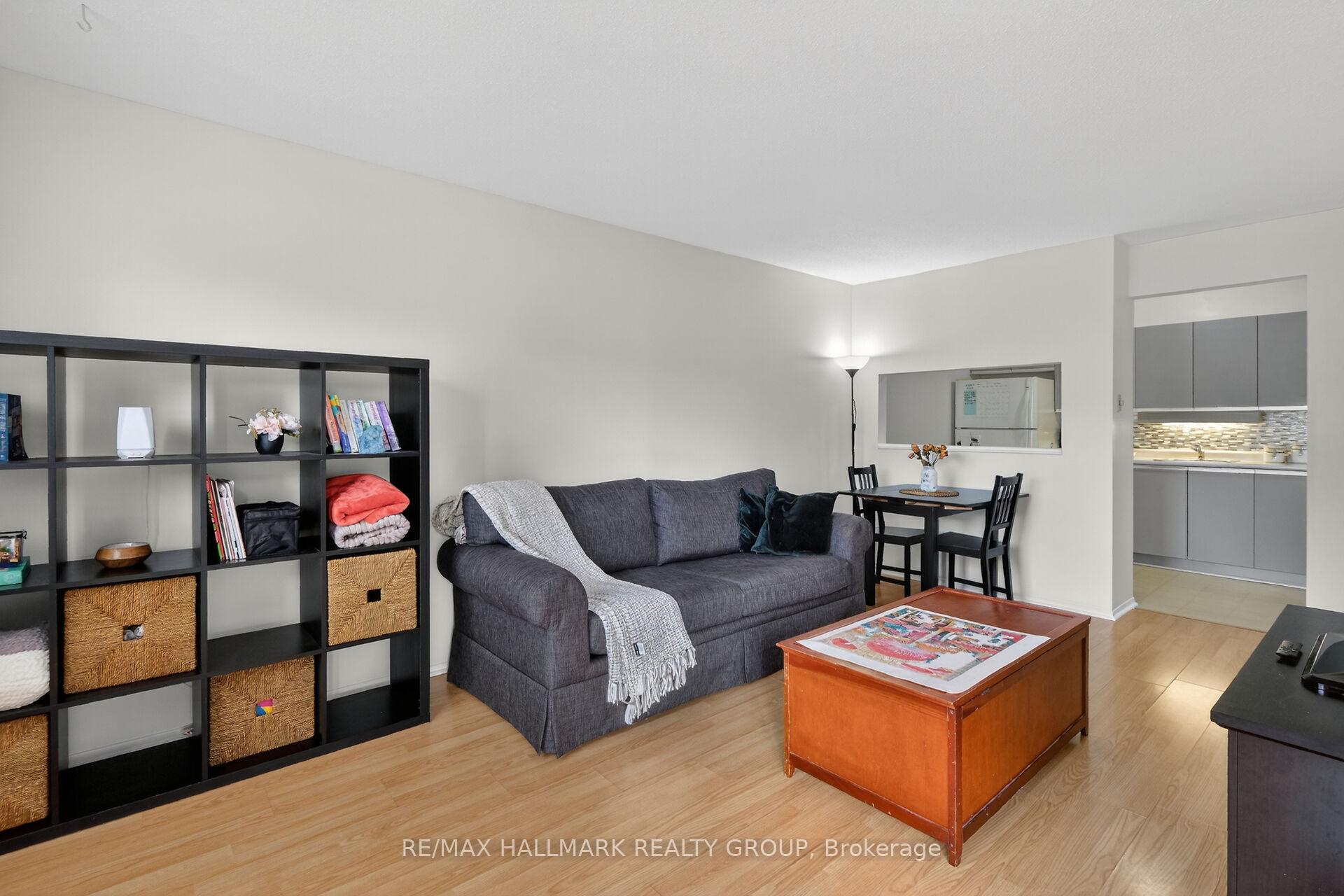 Photo 4 of Unit 102, 280 Brittany Drive, Ottawa, Viscount Alexander Park — HOMEH