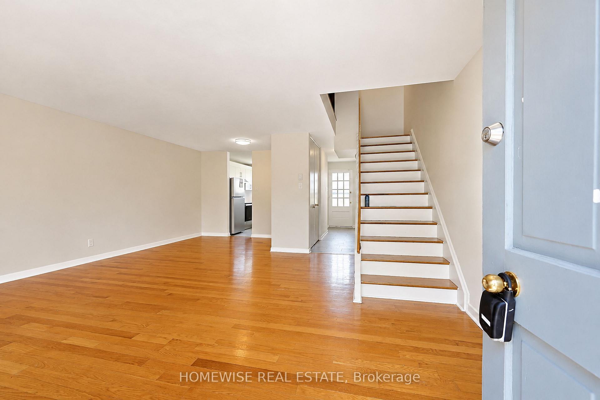 Photo 3 of Unit 33, 1400 Winding Trail, Mississauga, Applewood — HOMEH