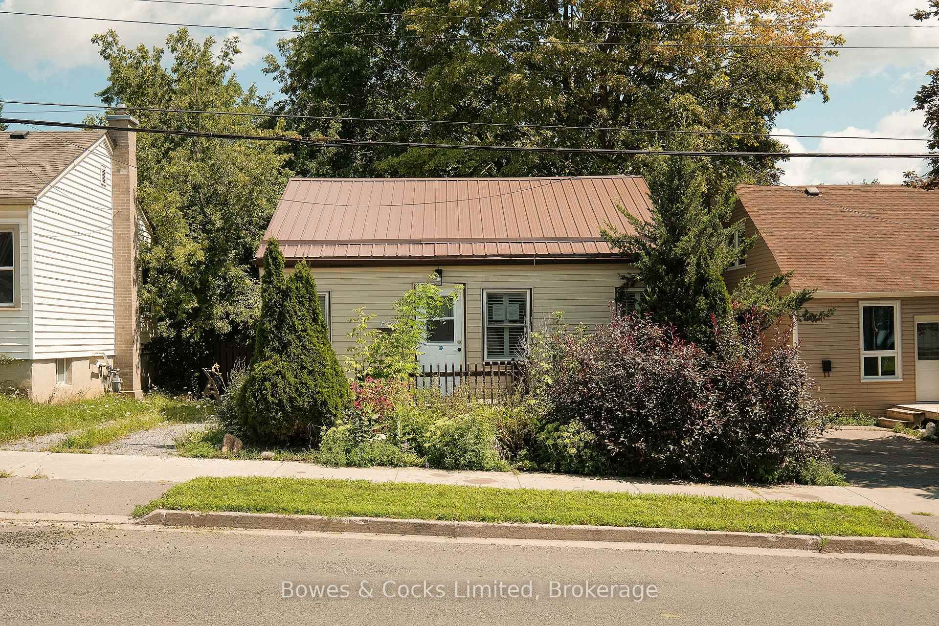 Photo 1 of 664 Park Street N, Peterborough, Northcrest Ward 5 — HOMEH