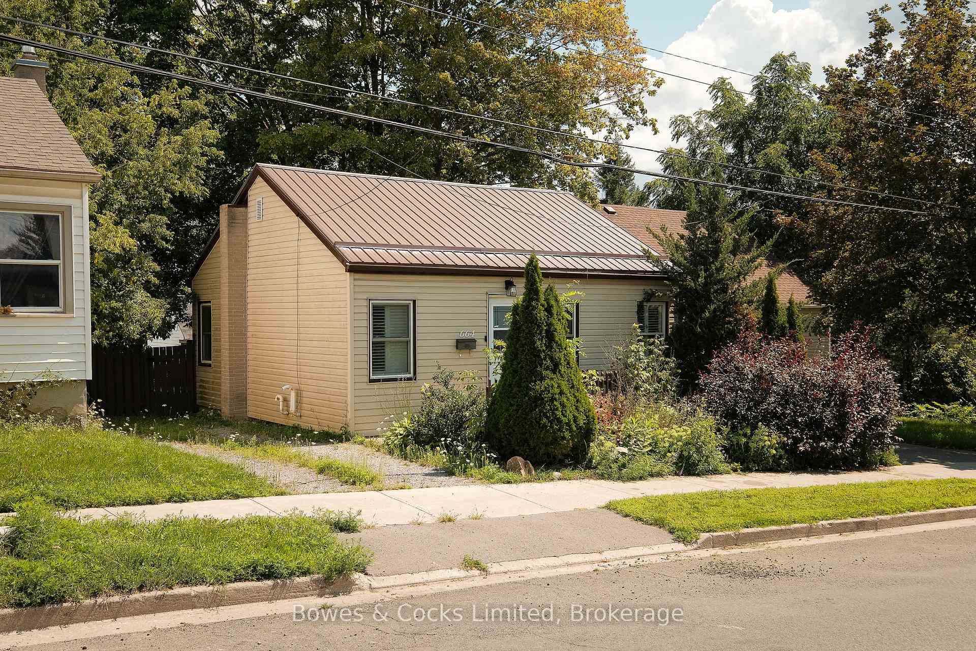 Photo 2 of 664 Park Street N, Peterborough, Northcrest Ward 5 — HOMEH