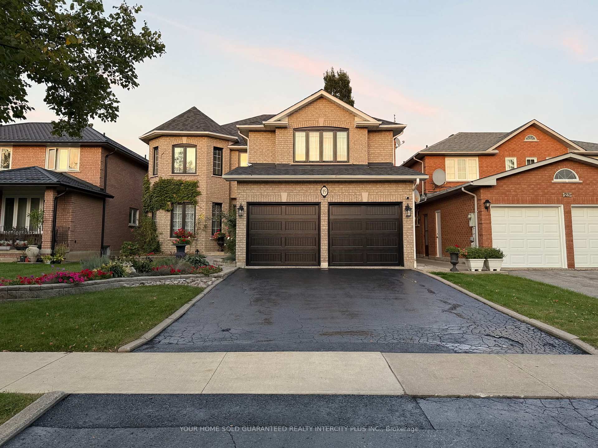 Photo 1 of 19 Mandolin Court, Vaughan, West Woodbridge — HOMEH