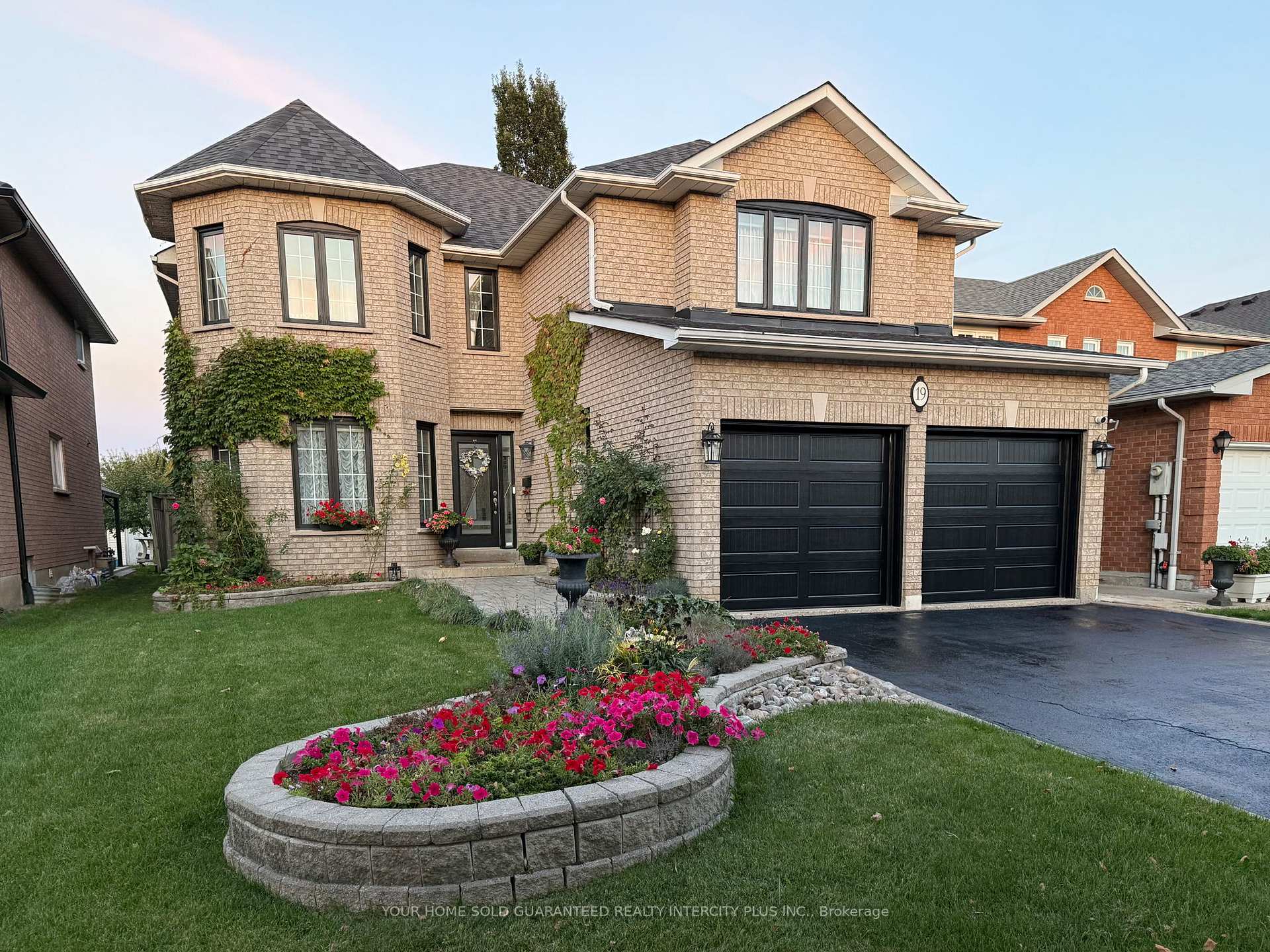 Photo 2 of 19 Mandolin Court, Vaughan, West Woodbridge — HOMEH