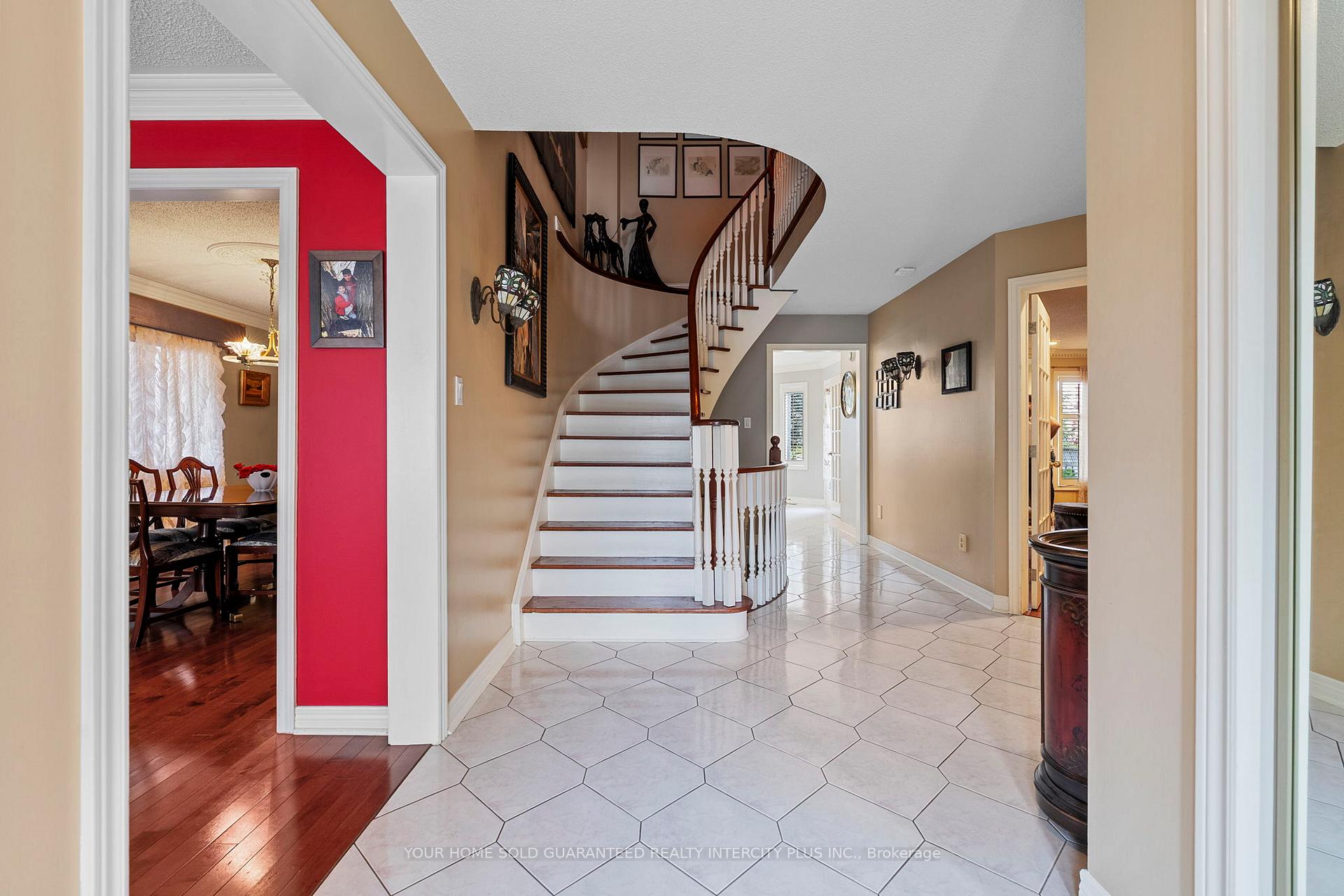 Photo 3 of 19 Mandolin Court, Vaughan, West Woodbridge — HOMEH