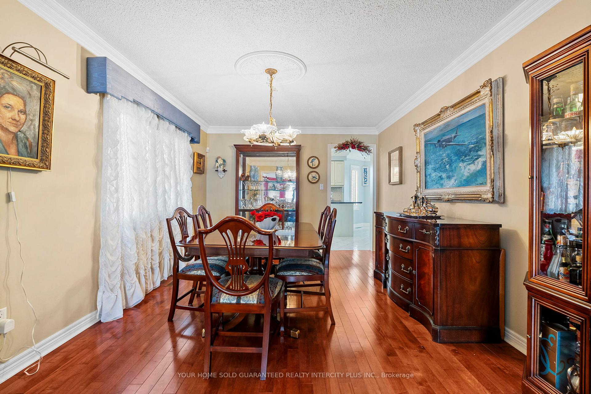 Photo 8 of 19 Mandolin Court, Vaughan, West Woodbridge — HOMEH