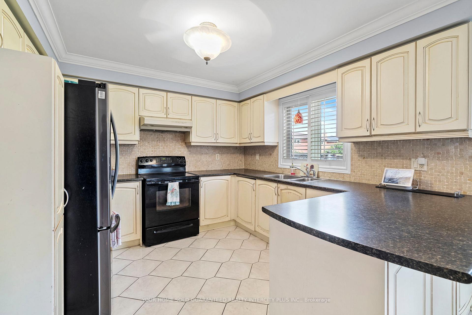 Photo 10 of 19 Mandolin Court, Vaughan, West Woodbridge — HOMEH