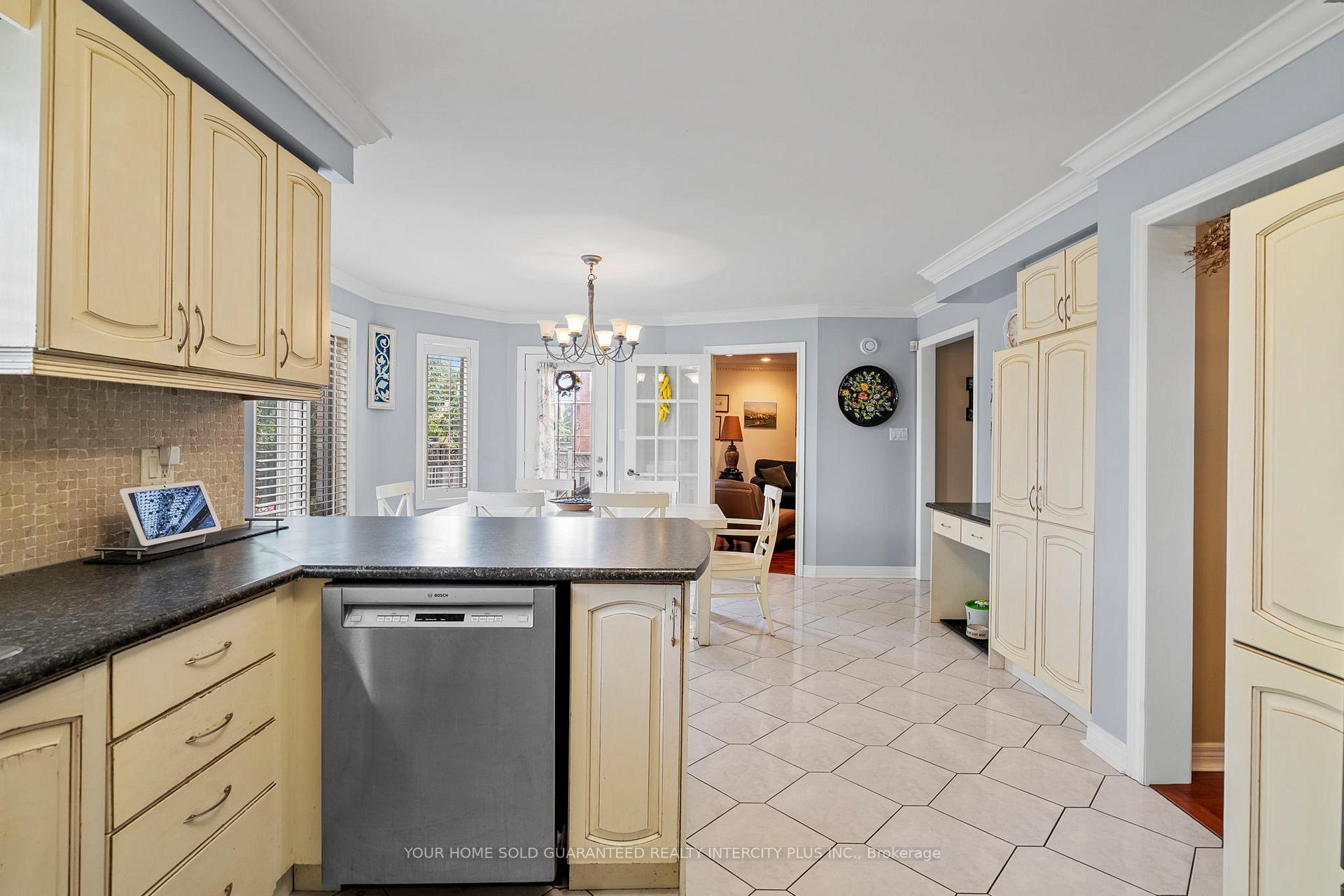 Photo 11 of 19 Mandolin Court, Vaughan, West Woodbridge — HOMEH