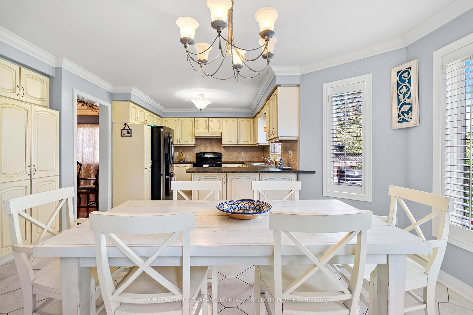 Photo 12 of 19 Mandolin Court, Vaughan, West Woodbridge — HOMEH