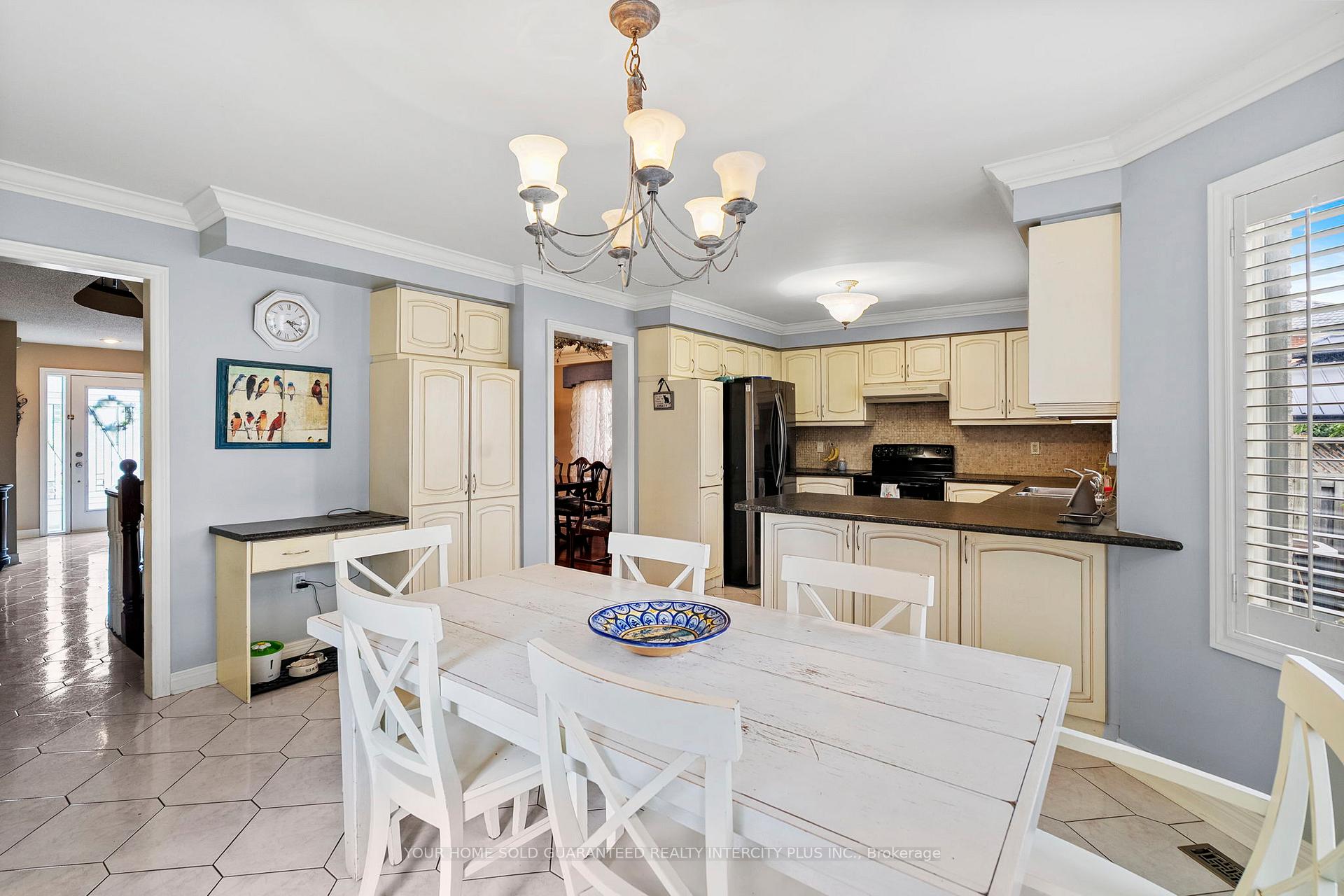 Photo 13 of 19 Mandolin Court, Vaughan, West Woodbridge — HOMEH