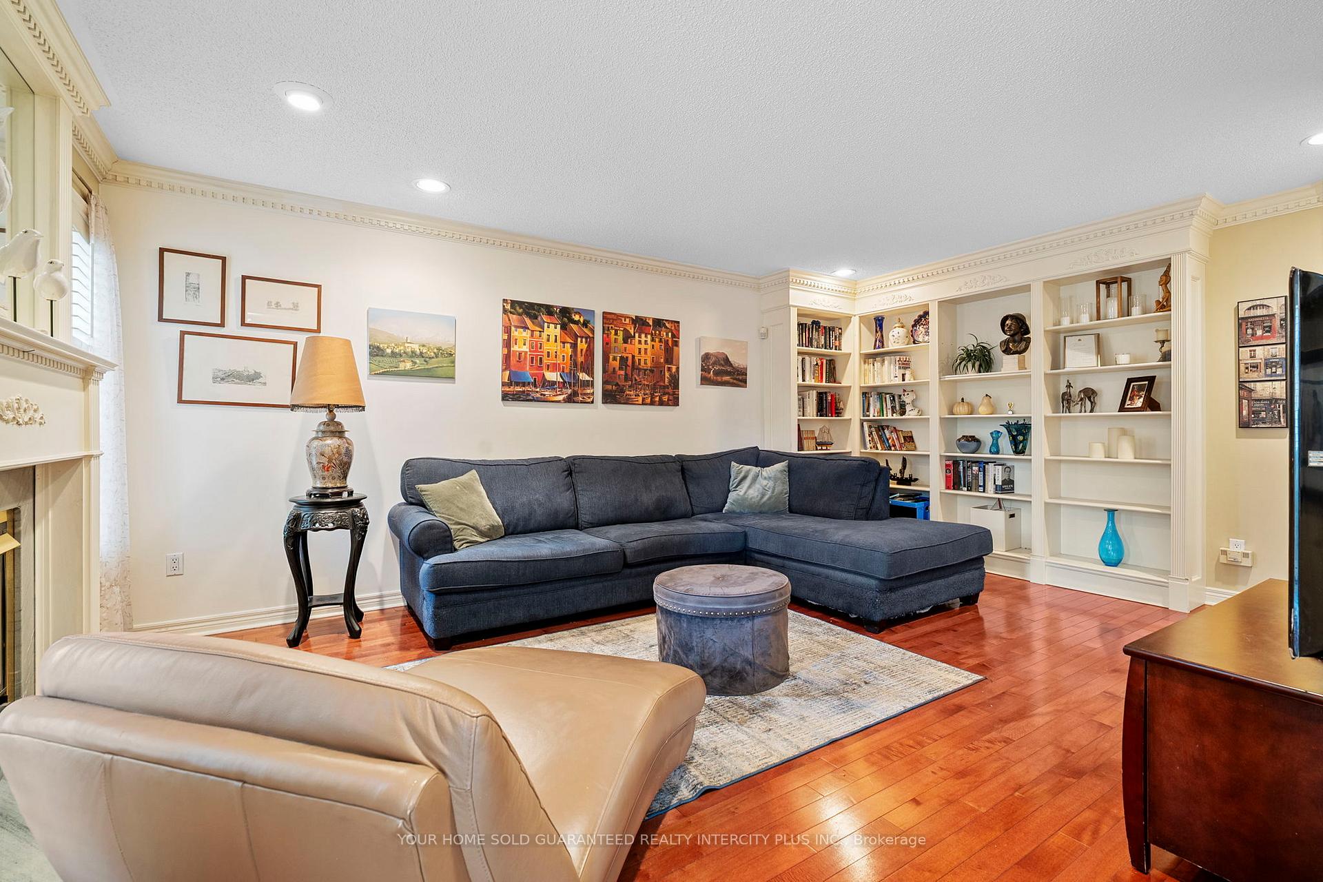 Photo 16 of 19 Mandolin Court, Vaughan, West Woodbridge — HOMEH