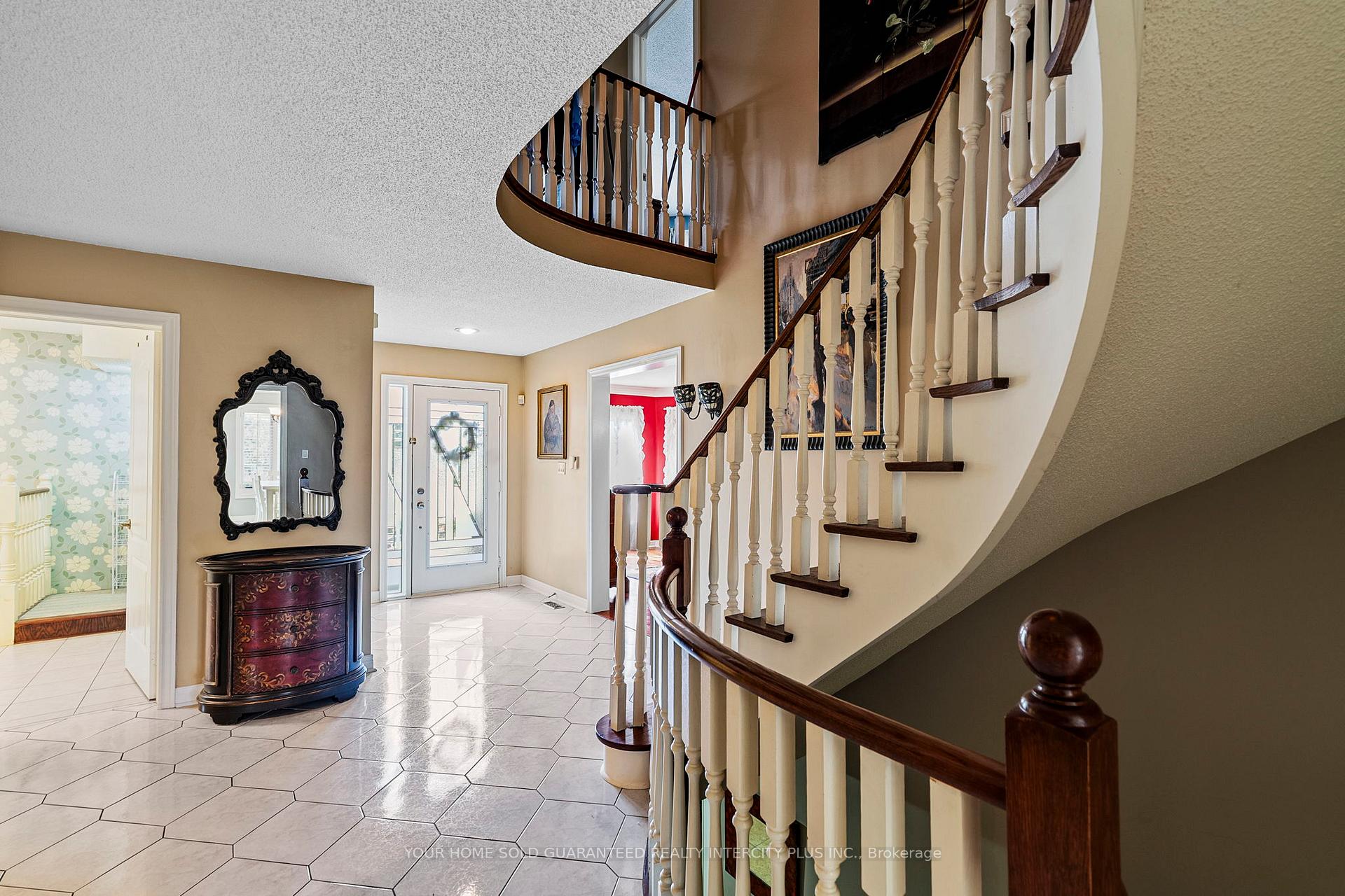 Photo 17 of 19 Mandolin Court, Vaughan, West Woodbridge — HOMEH