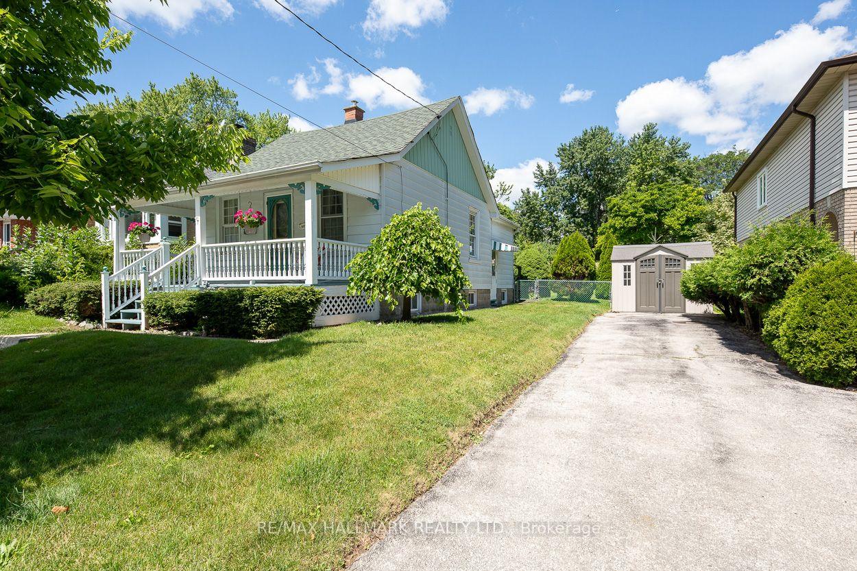 Photo 2 of 40 Pinegrove Avenue, Scarborough, Birchcliffe-Cliffside — HOMEH
