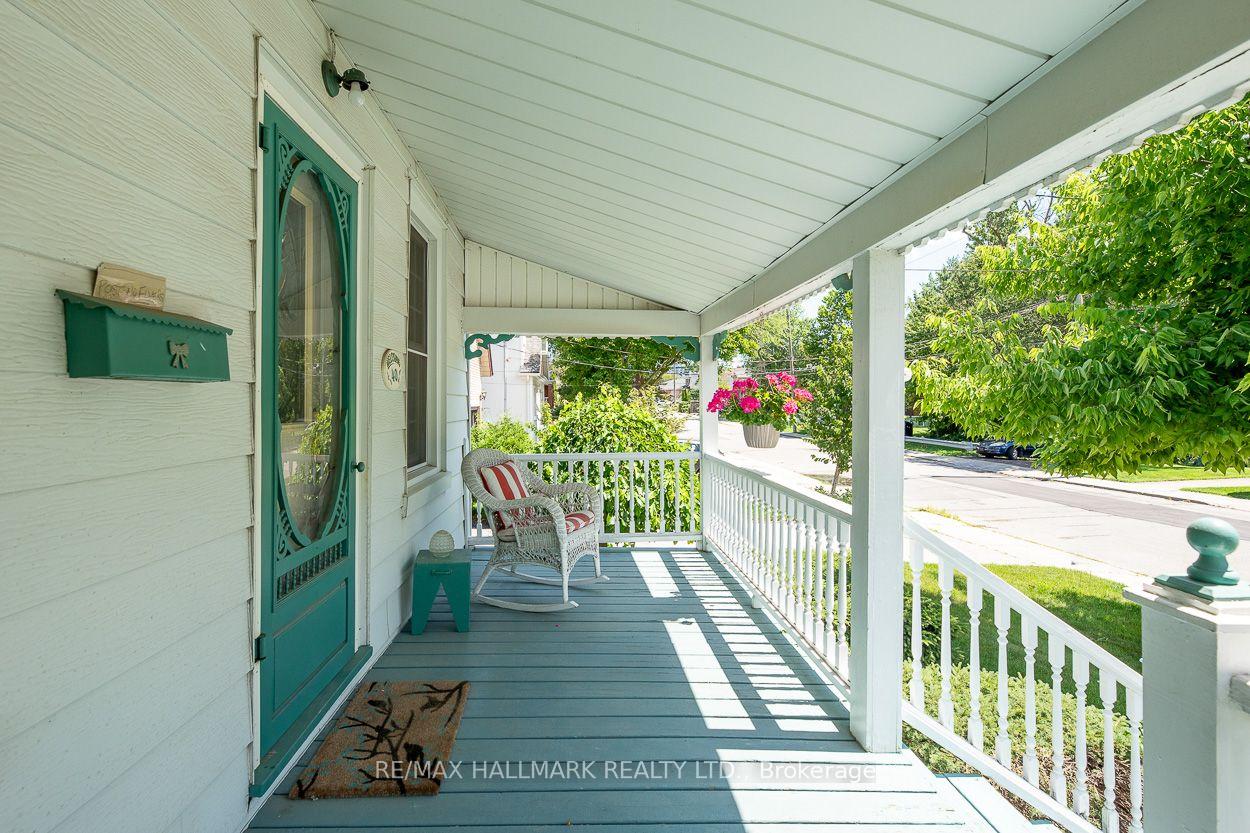 Photo 3 of 40 Pinegrove Avenue, Scarborough, Birchcliffe-Cliffside — HOMEH