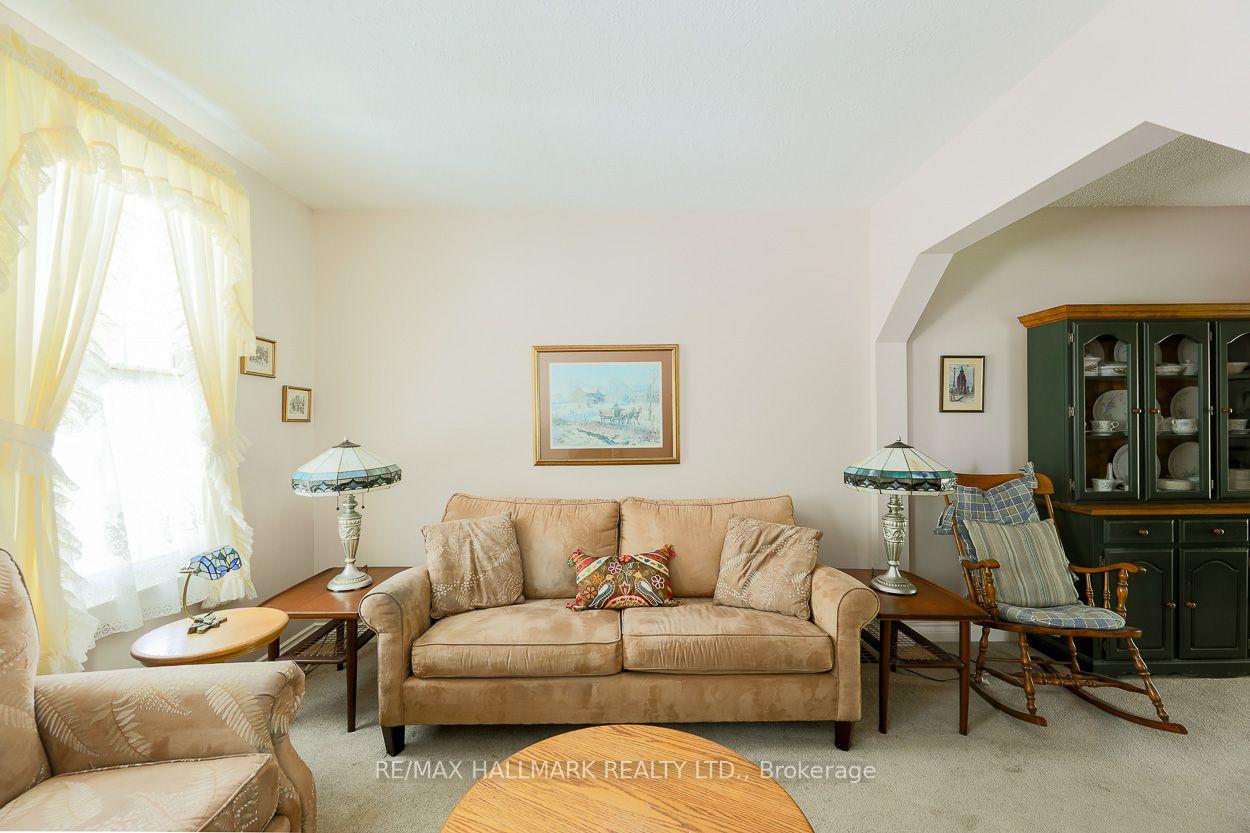 Photo 4 of 40 Pinegrove Avenue, Scarborough, Birchcliffe-Cliffside — HOMEH