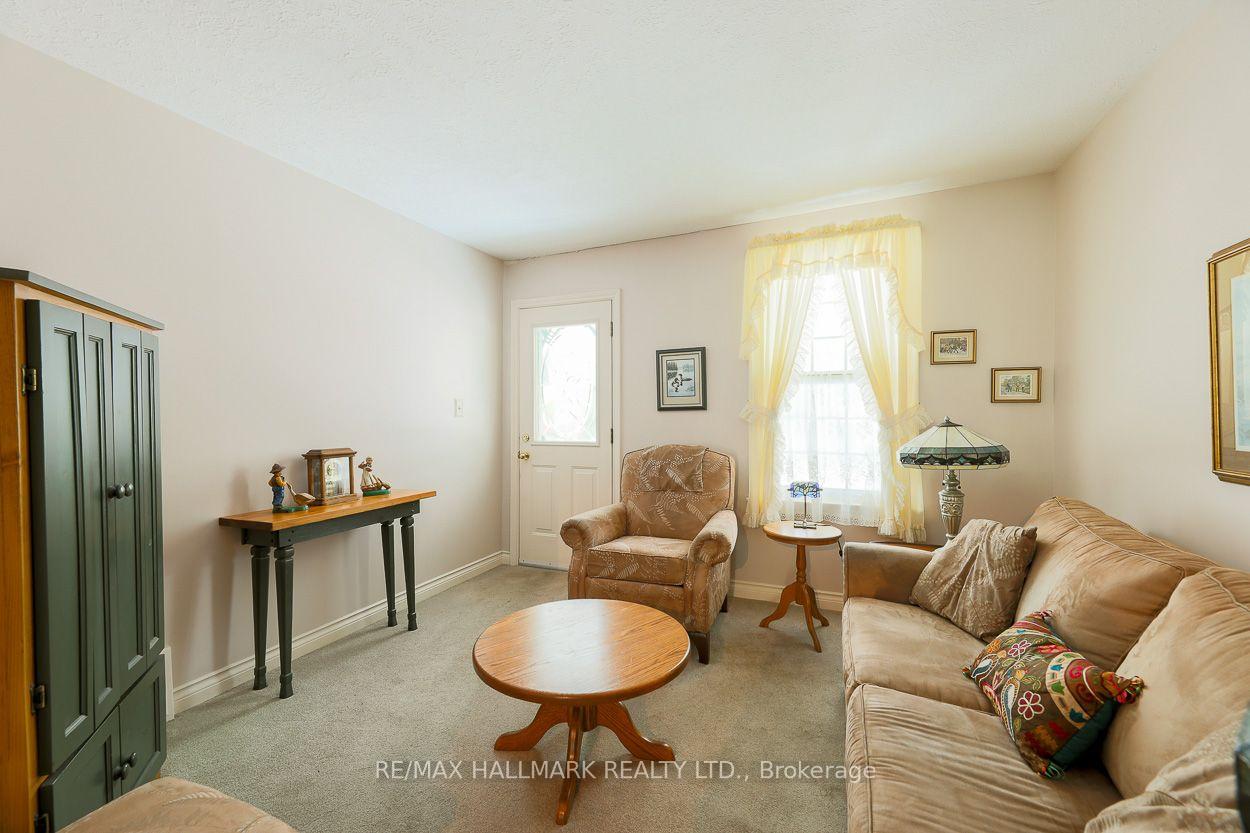 Photo 5 of 40 Pinegrove Avenue, Scarborough, Birchcliffe-Cliffside — HOMEH