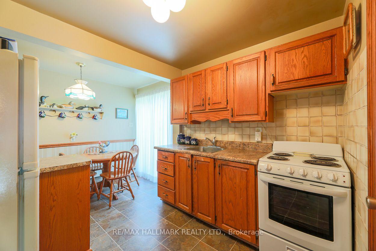 Photo 10 of 40 Pinegrove Avenue, Scarborough, Birchcliffe-Cliffside — HOMEH
